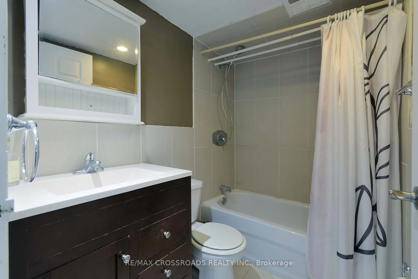 25 Sunrise Avenue, #210