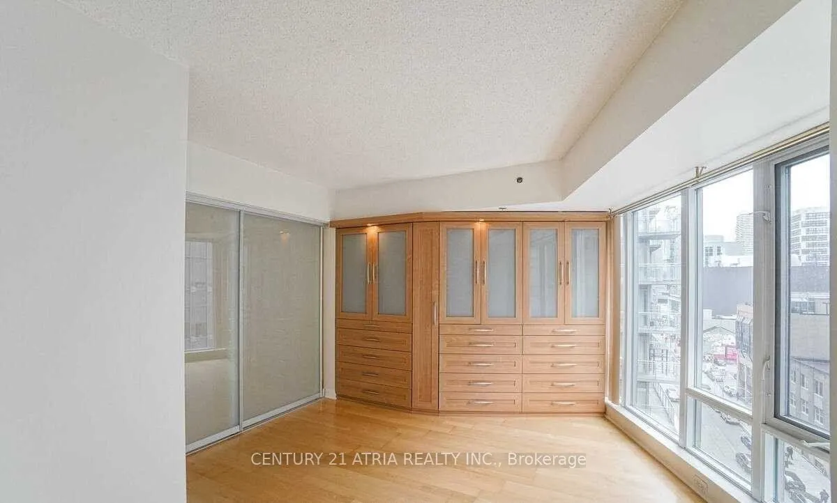 210 Victoria Street, #812