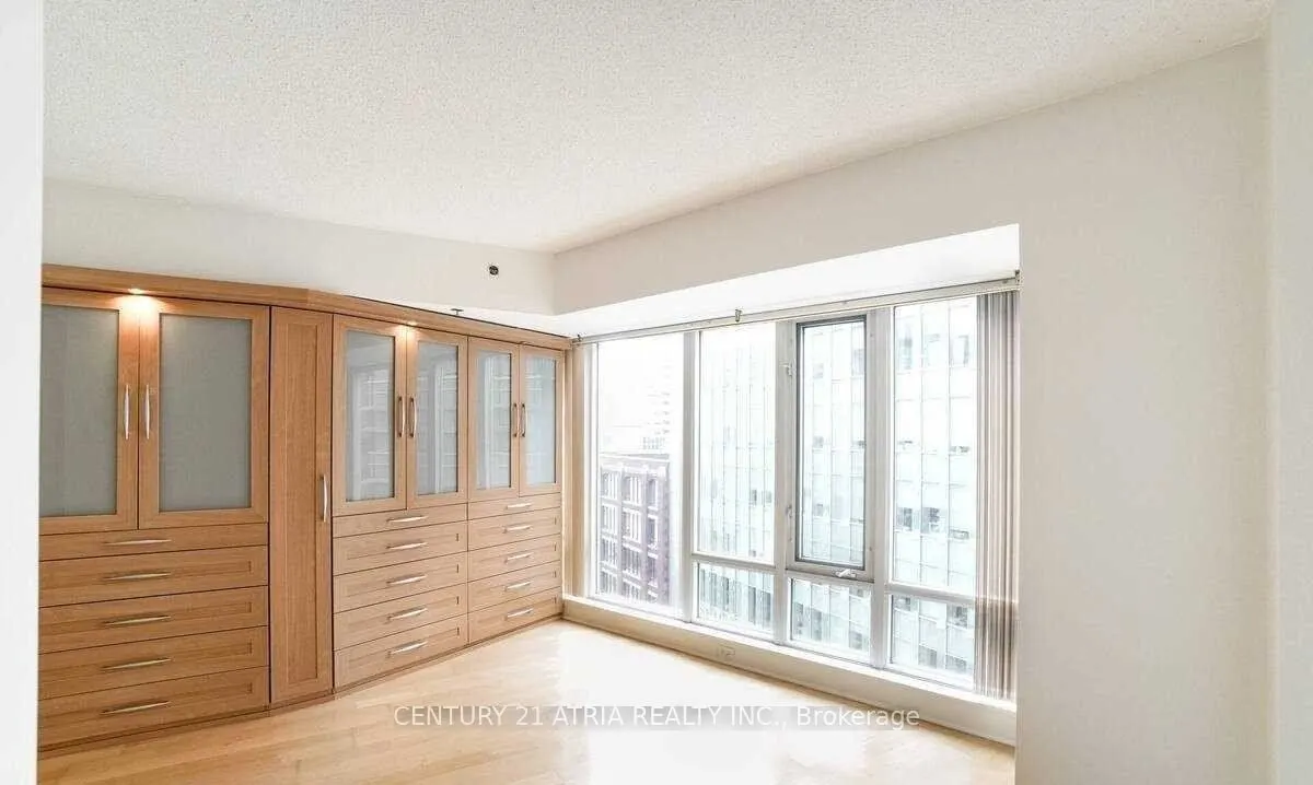 210 Victoria Street, #812