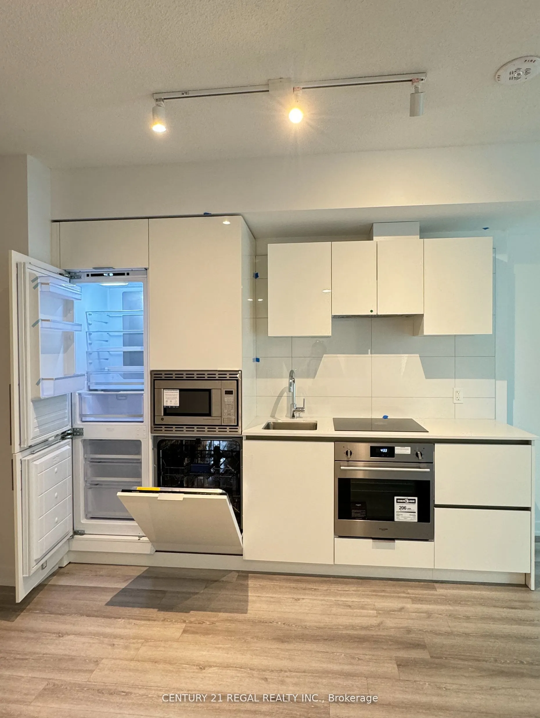 238 Simcoe Street, #402