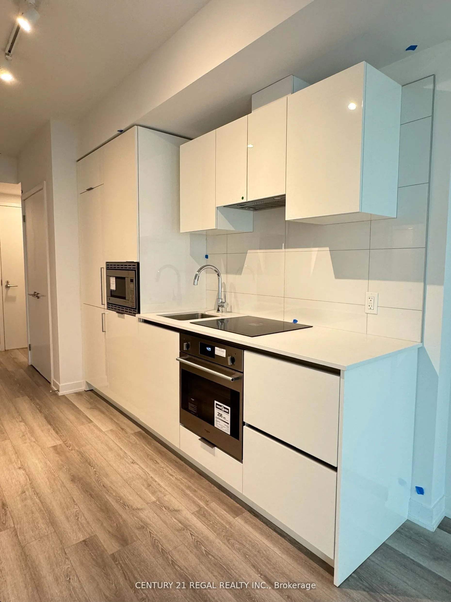 238 Simcoe Street, #402