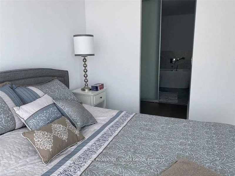 488 University Avenue, #3806