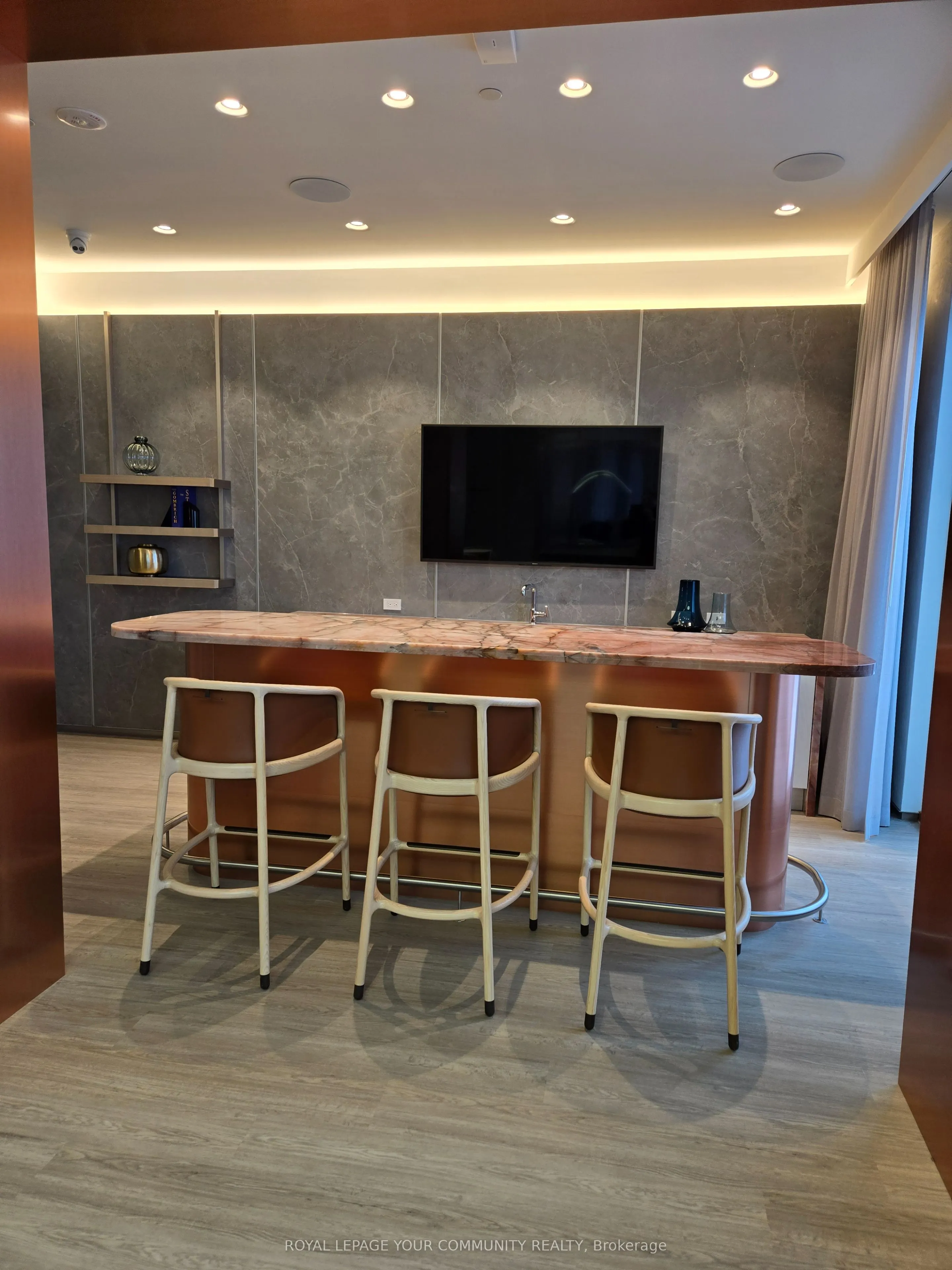 155 Merchant's Wharf, #621