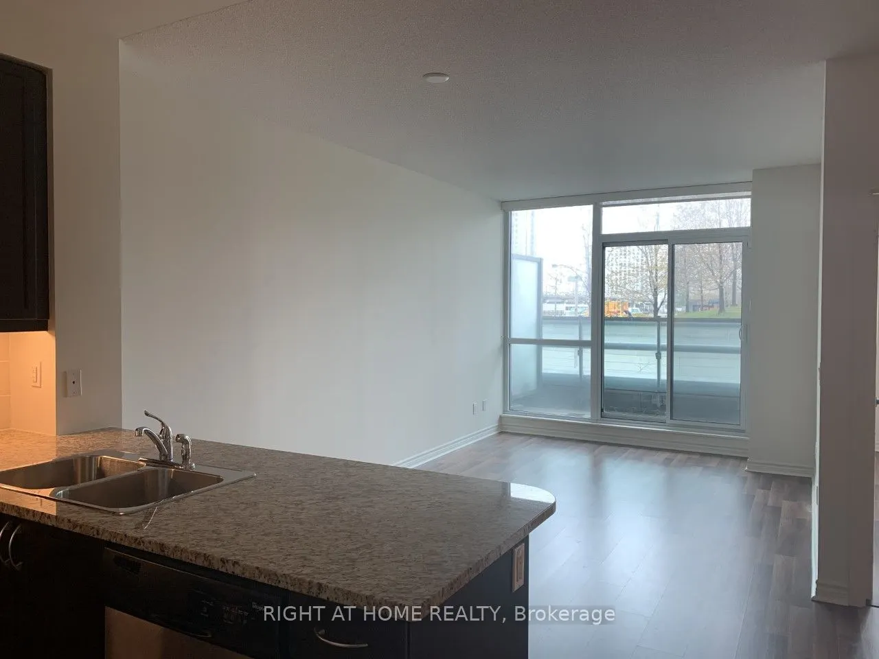 25 Lower Simcoe Street, #210