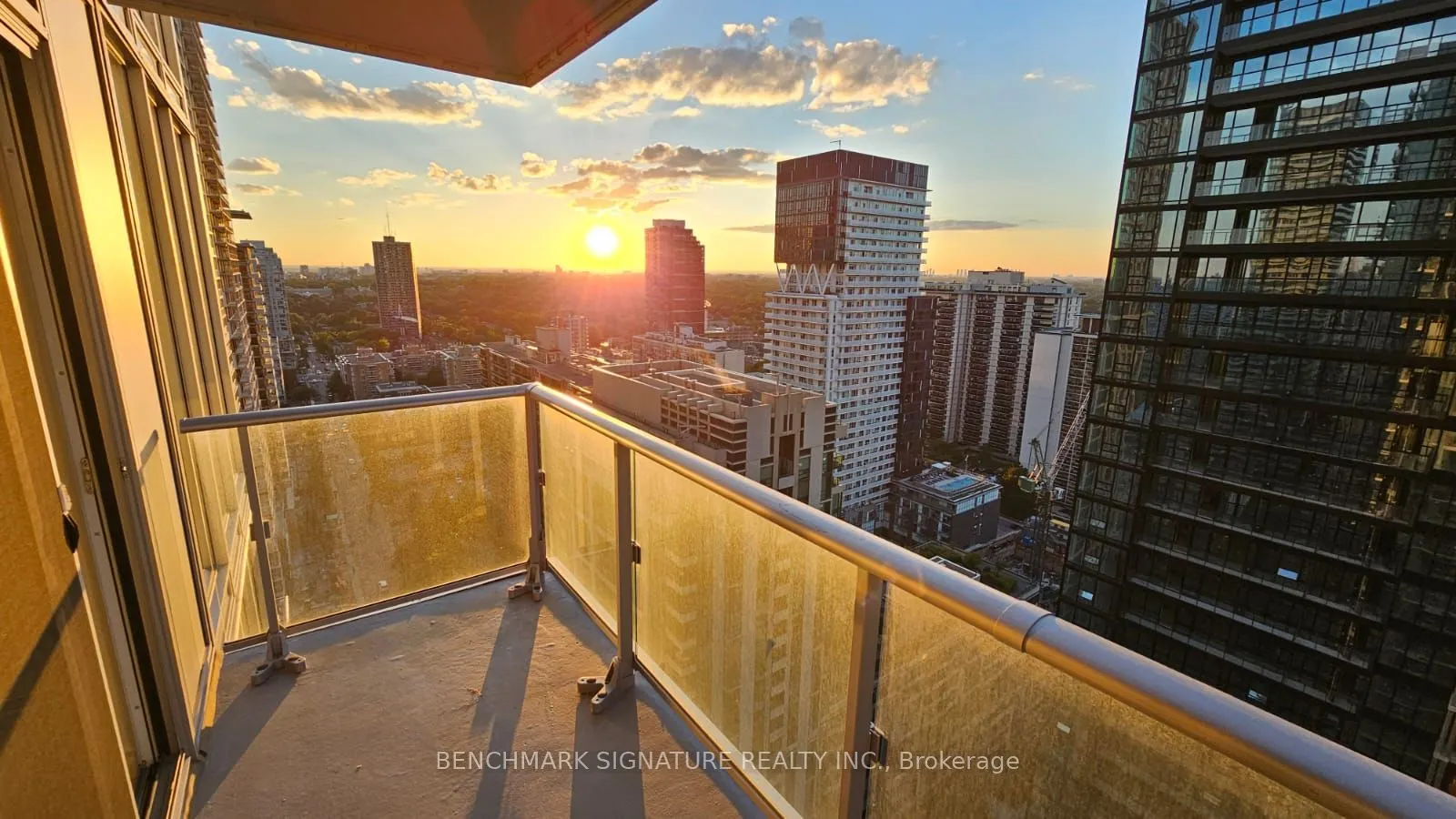 99 Broadway Avenue, #2810