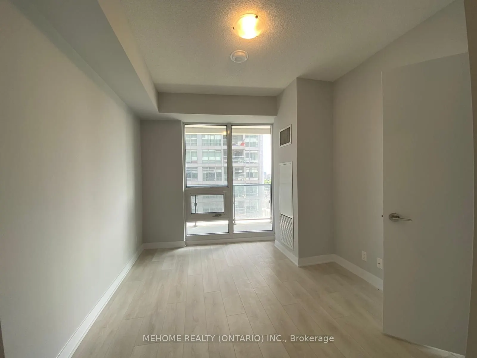 2221 Yonge Street, #806