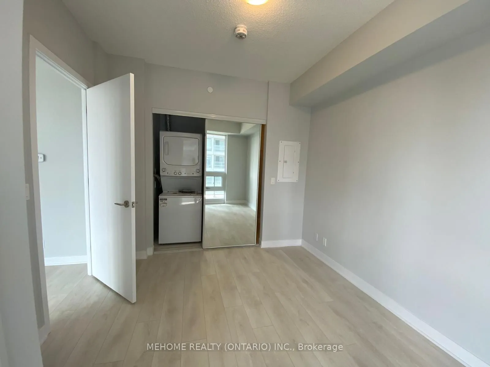2221 Yonge Street, #806