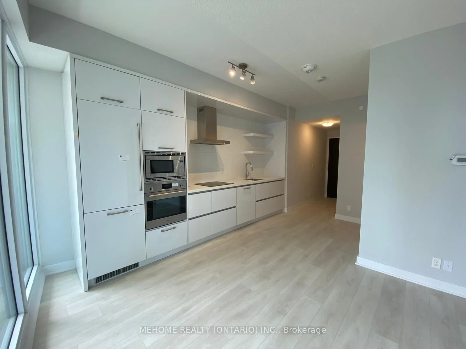 2221 Yonge Street, #806