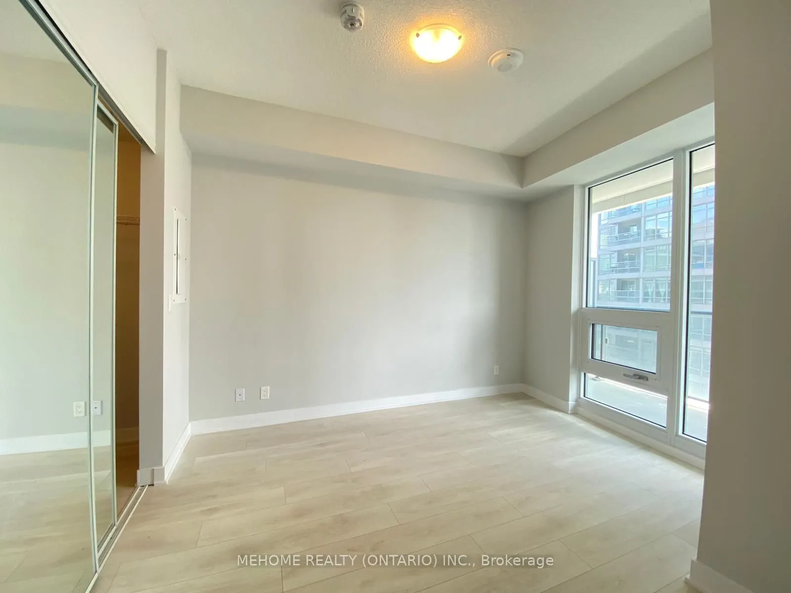 2221 Yonge Street, #806