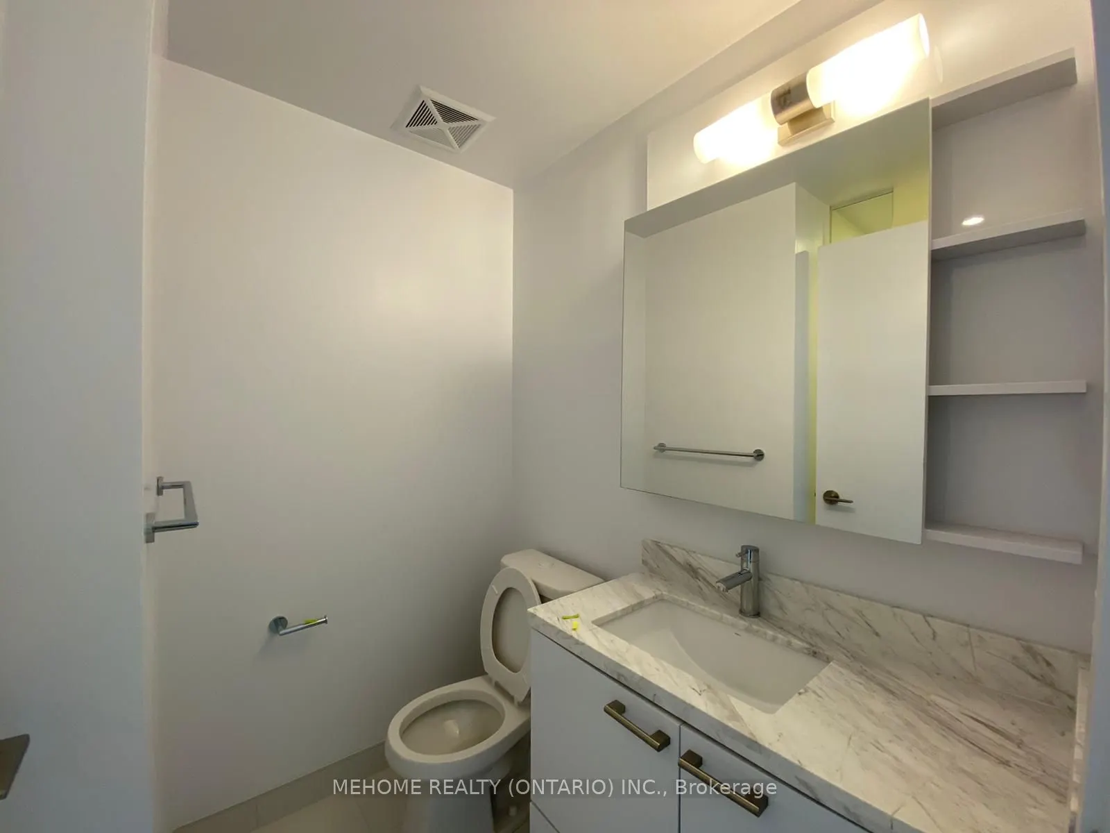 2221 Yonge Street, #806