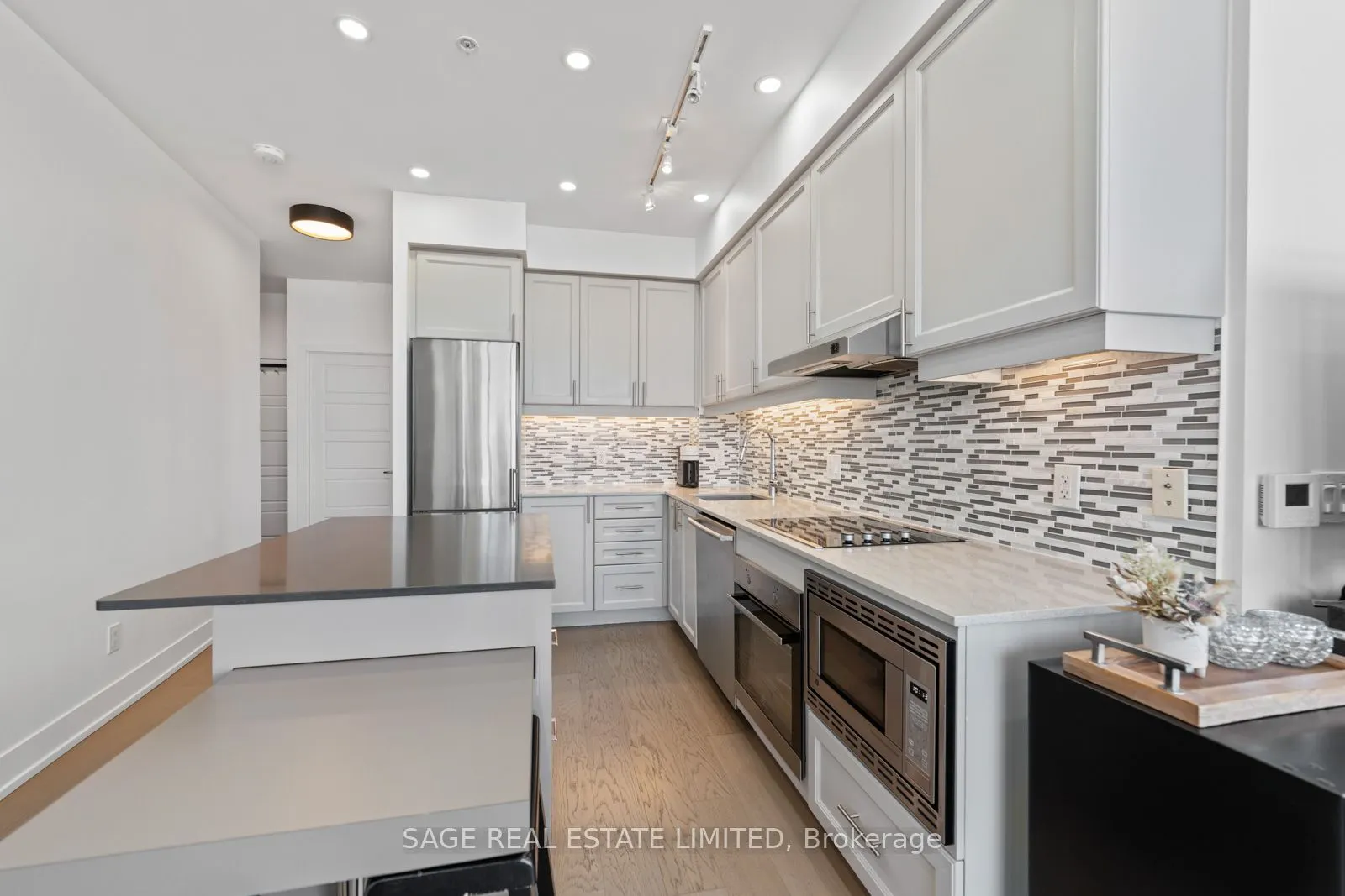 7 Kenaston Gardens, #617