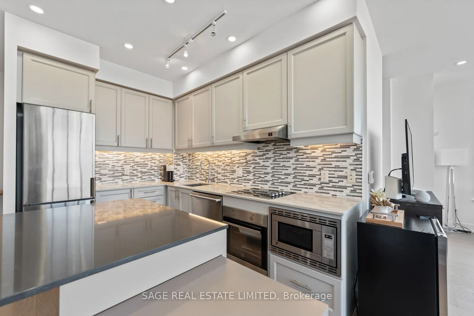 7 Kenaston Gardens, #617