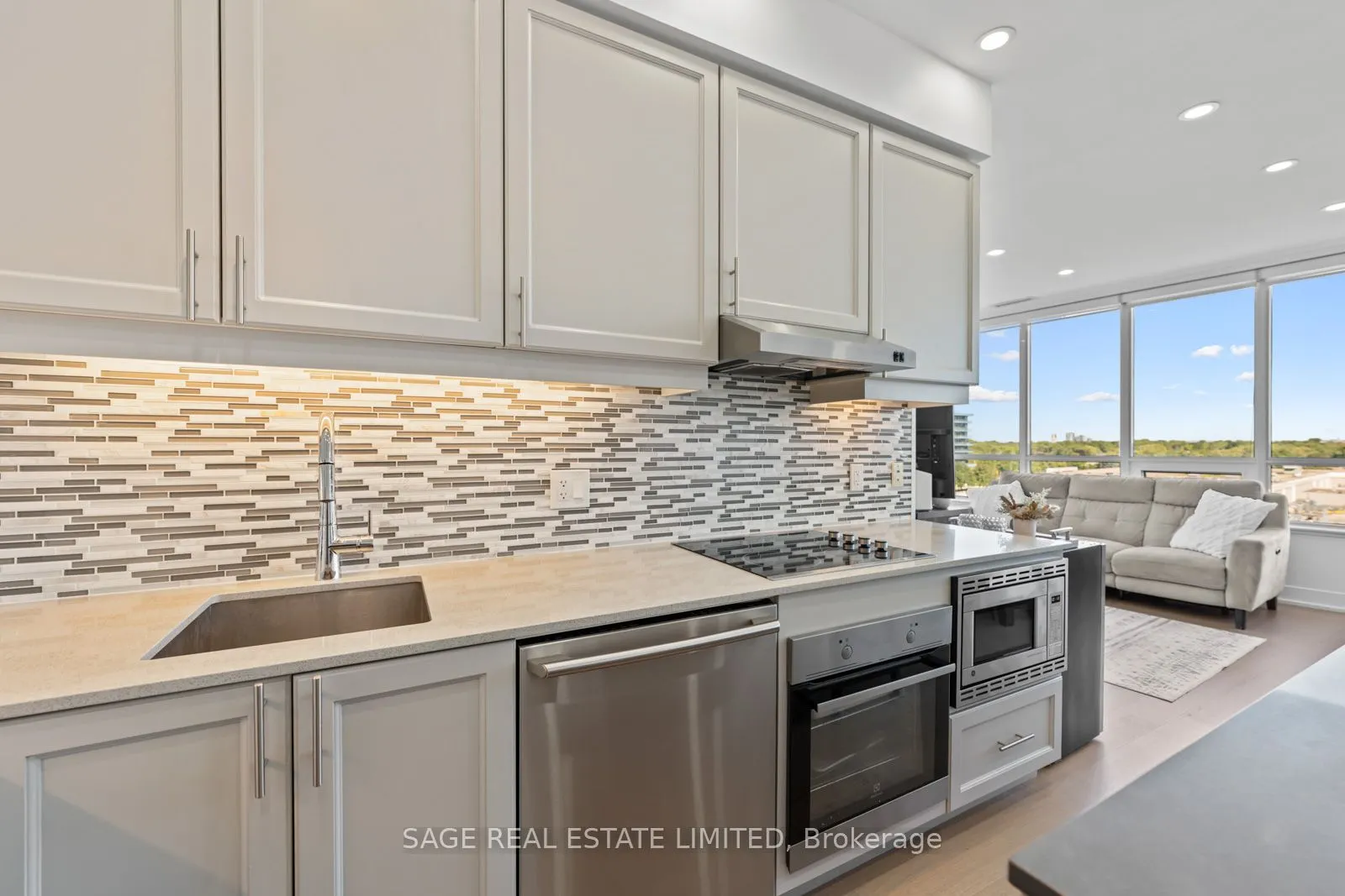 7 Kenaston Gardens, #617