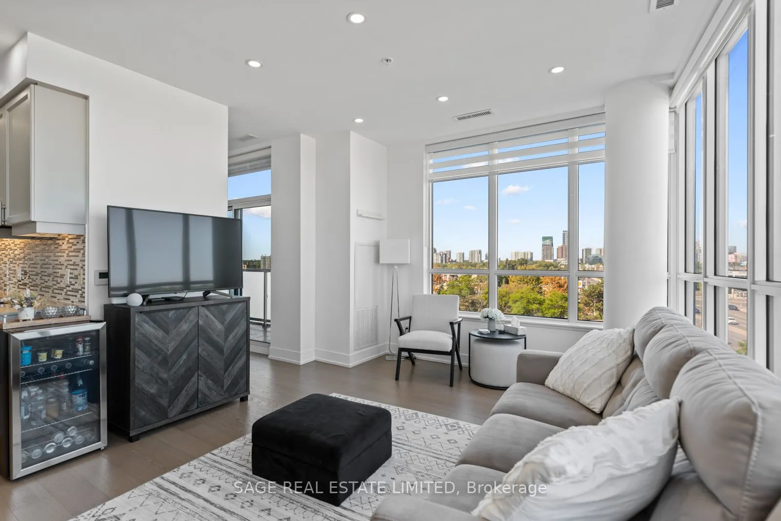 7 Kenaston Gardens, #617
