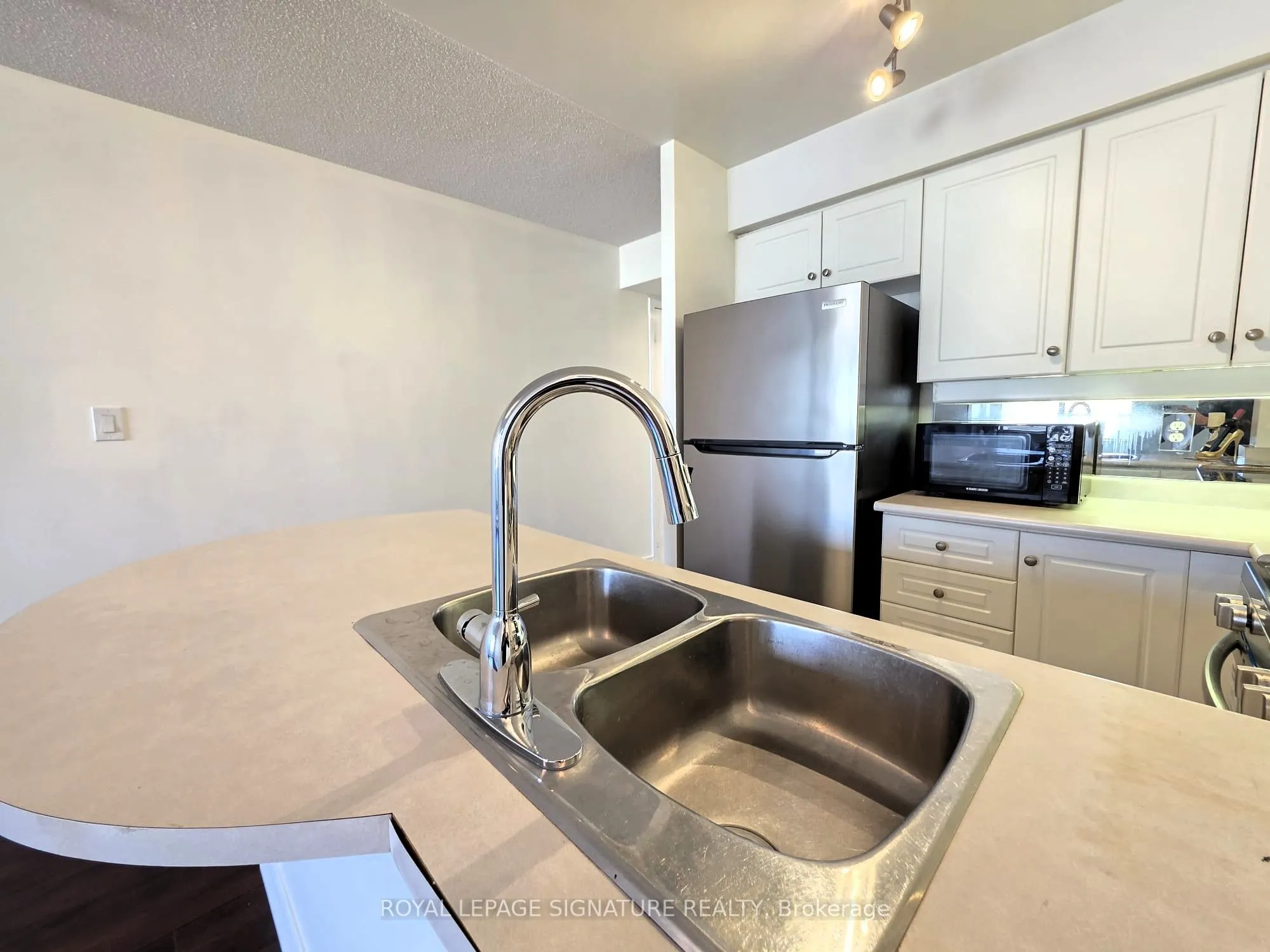 8 Rean Drive, #1002