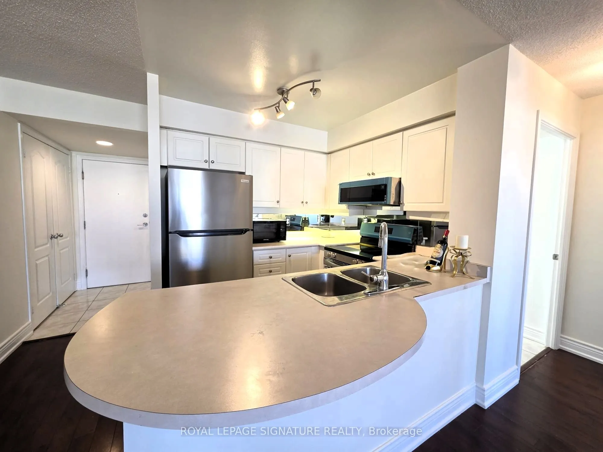 8 Rean Drive, #1002