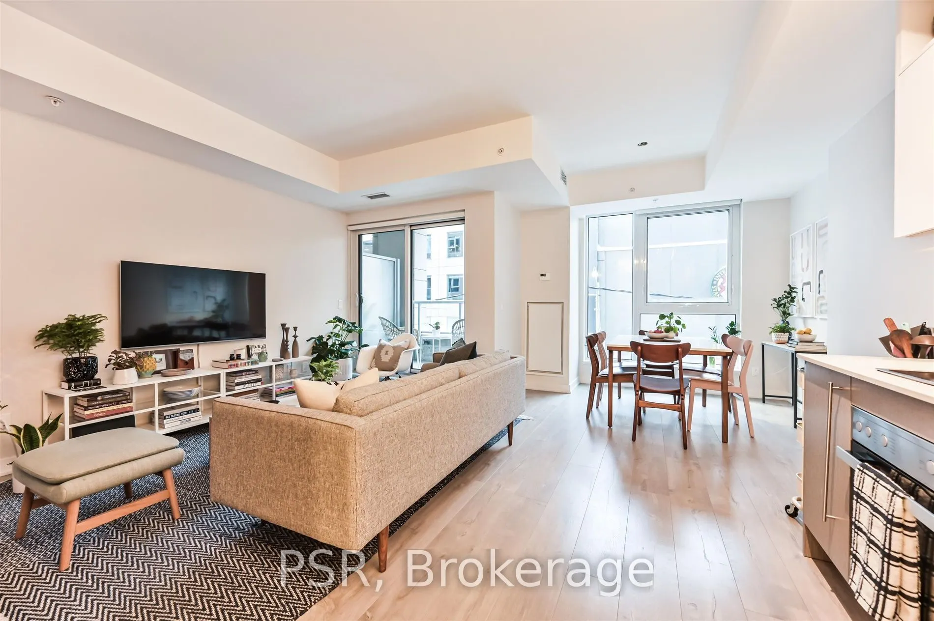 199 Richmond Street W, #218