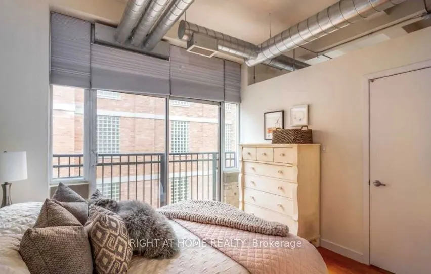 955 Queen Street W, #527