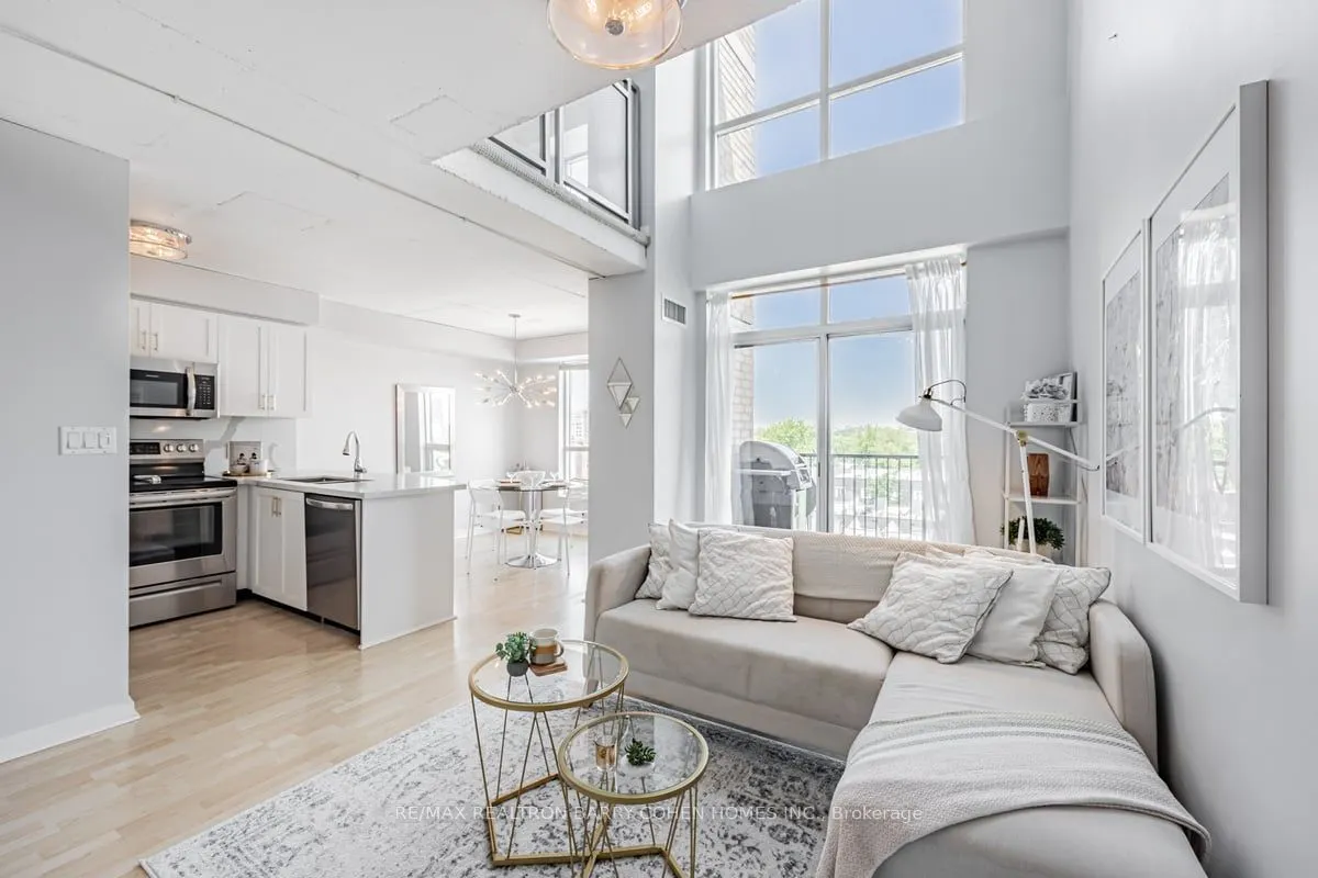 800 King Street W, #PH 803