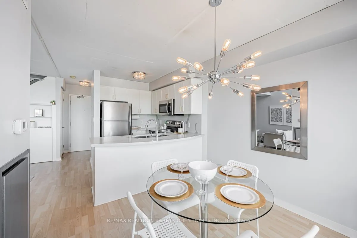 800 King Street W, #PH 803