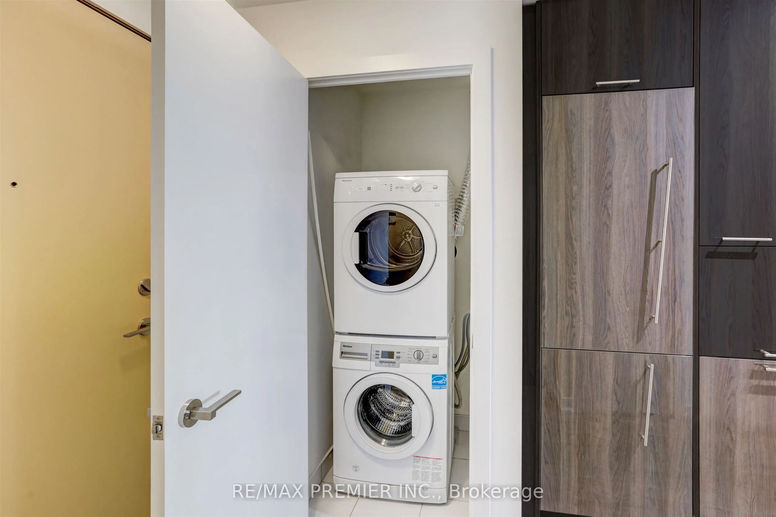 199 Richmond Street W, #403