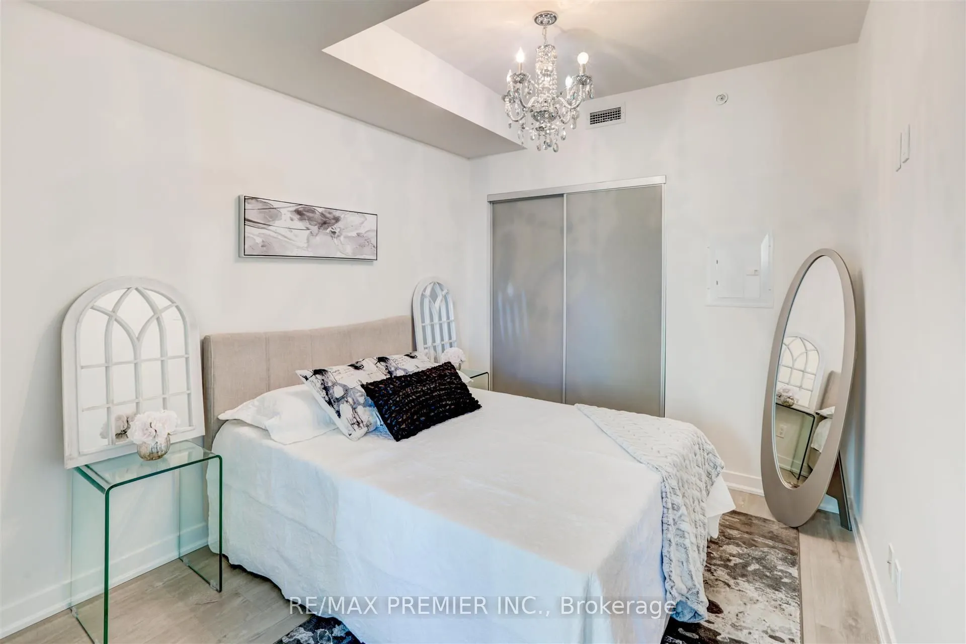199 Richmond Street W, #403