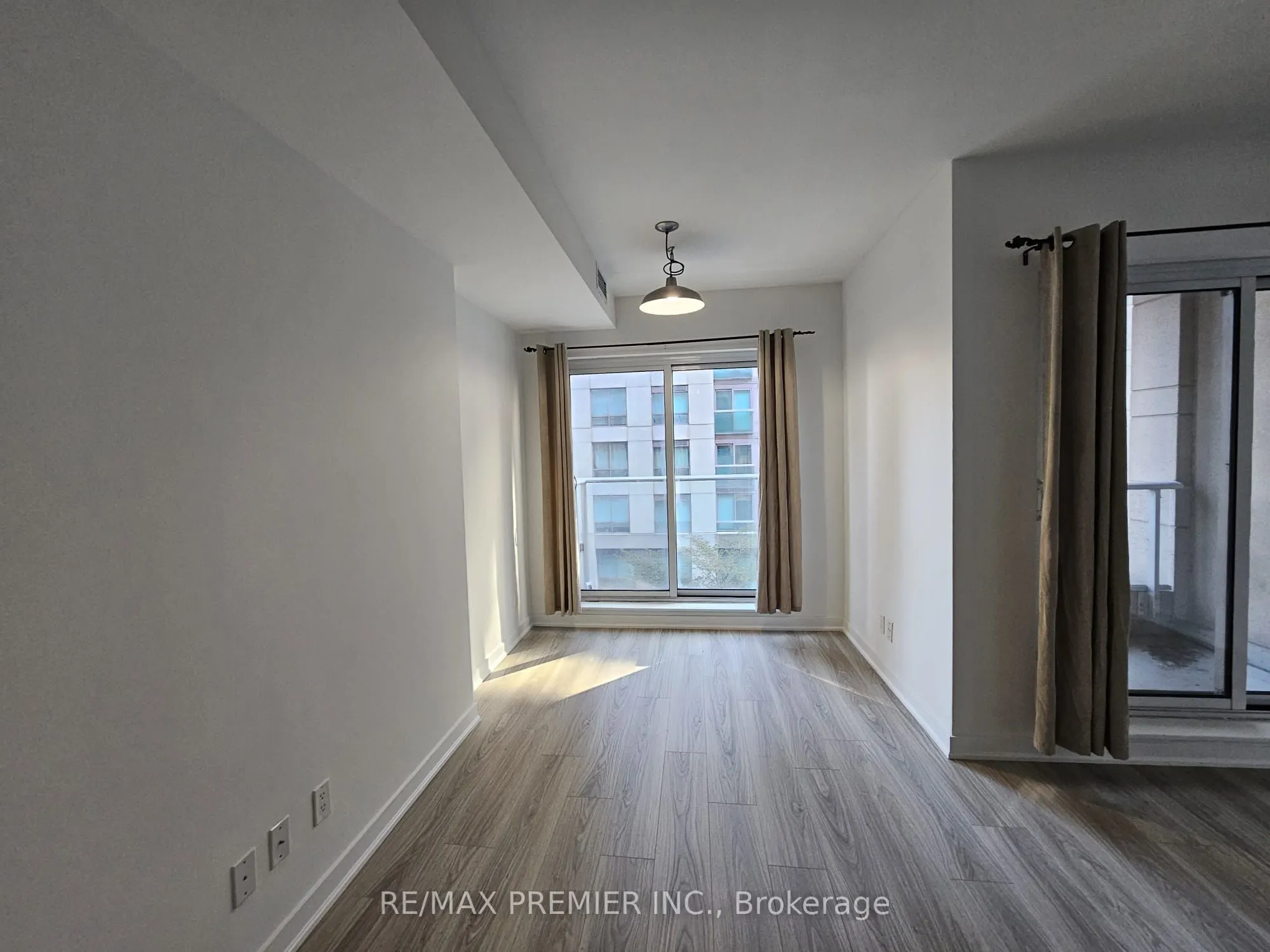 199 Richmond Street W, #403