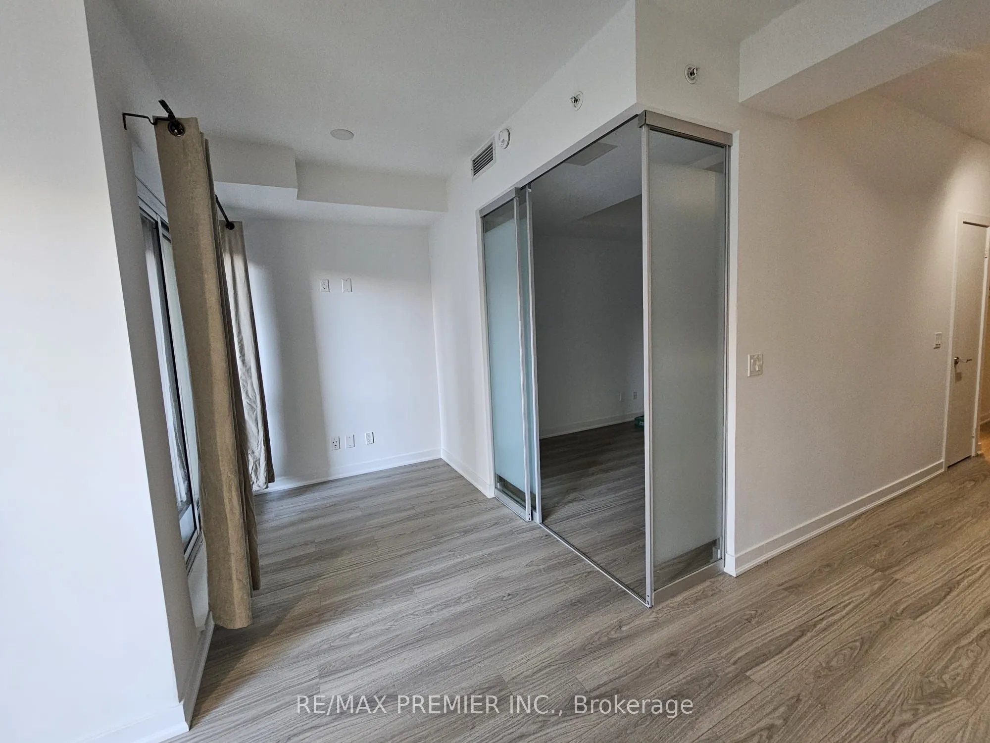 199 Richmond Street W, #403