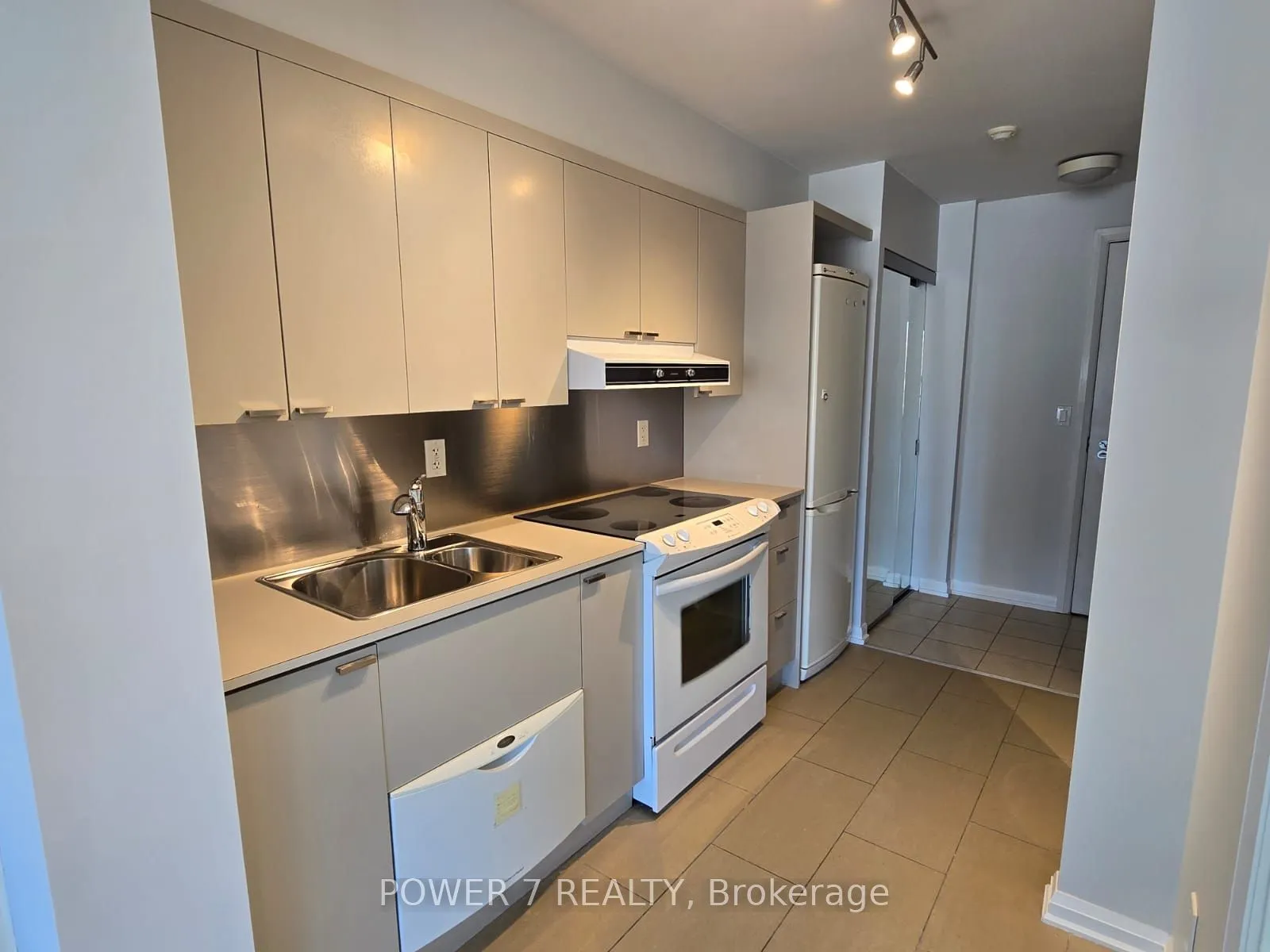 111 Elizabeth Street, #932