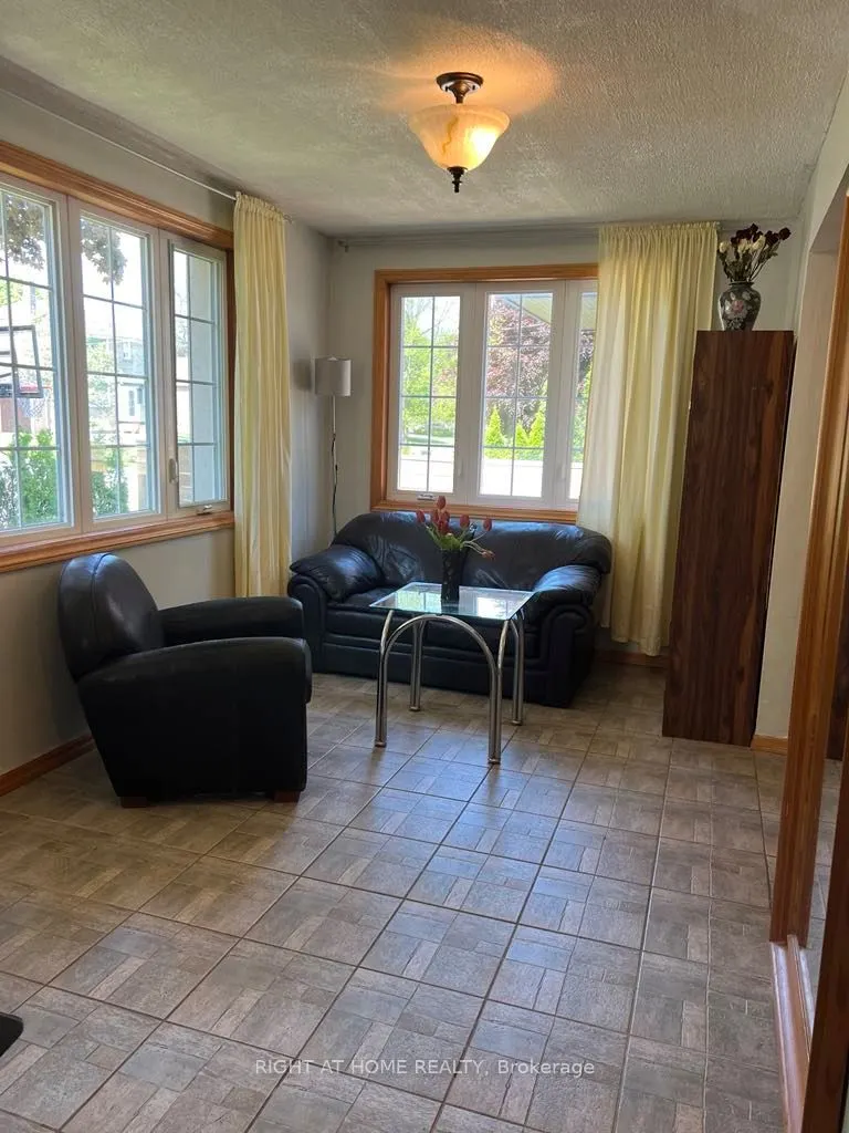 15 Lynnhaven Road, #Main Fl
