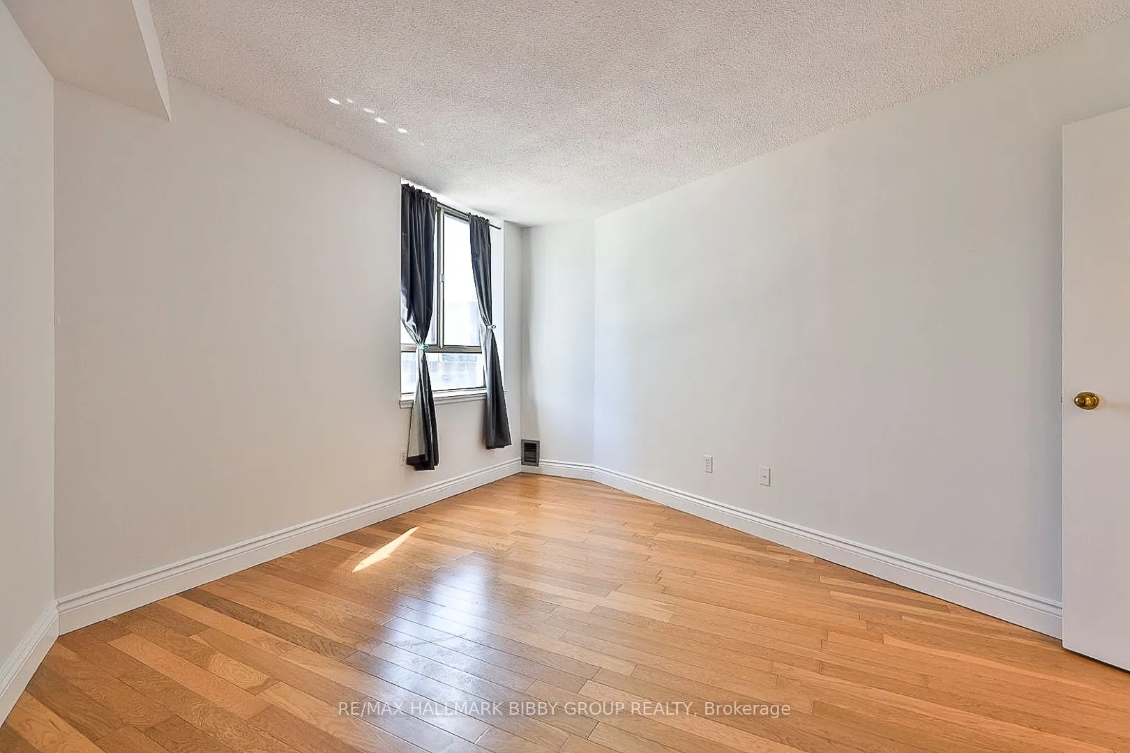 270 Queens Quay Boulevard W, #801