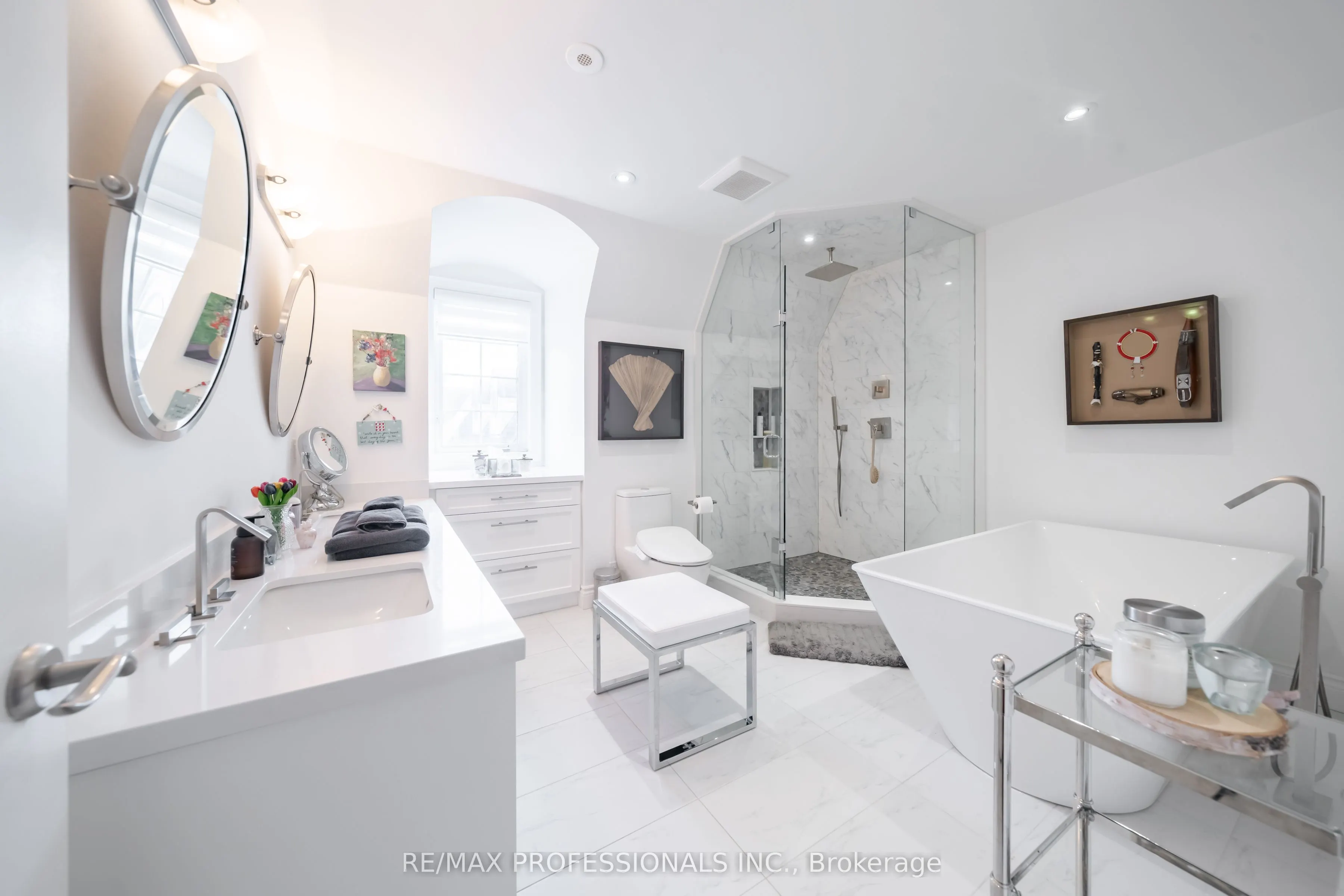 1111 Avenue Road, #205
