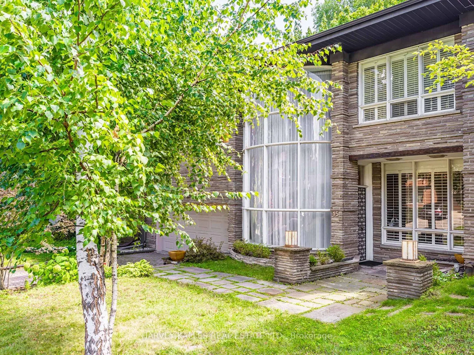15 Ridelle Avenue