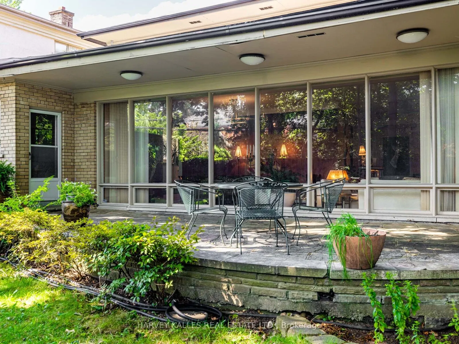 15 Ridelle Avenue