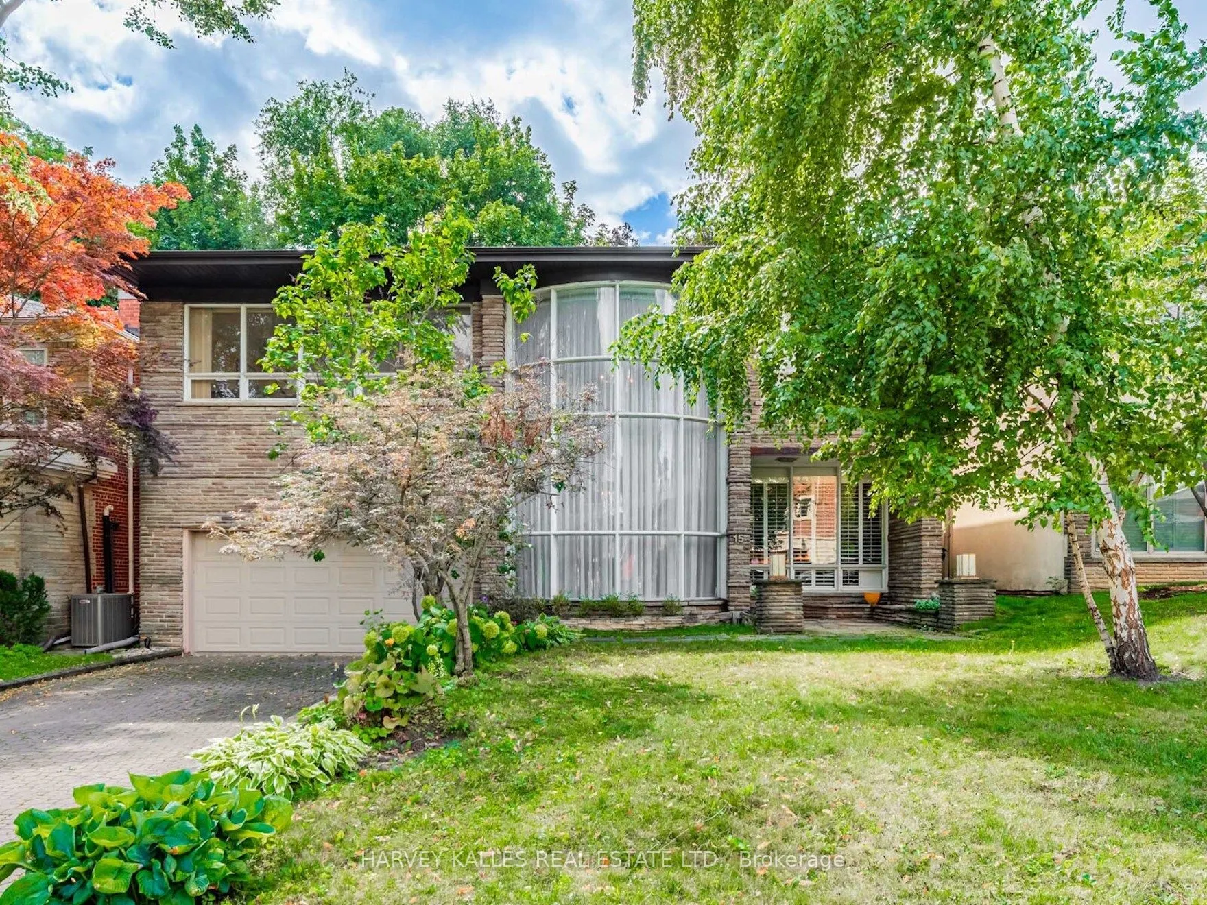 15 Ridelle Avenue