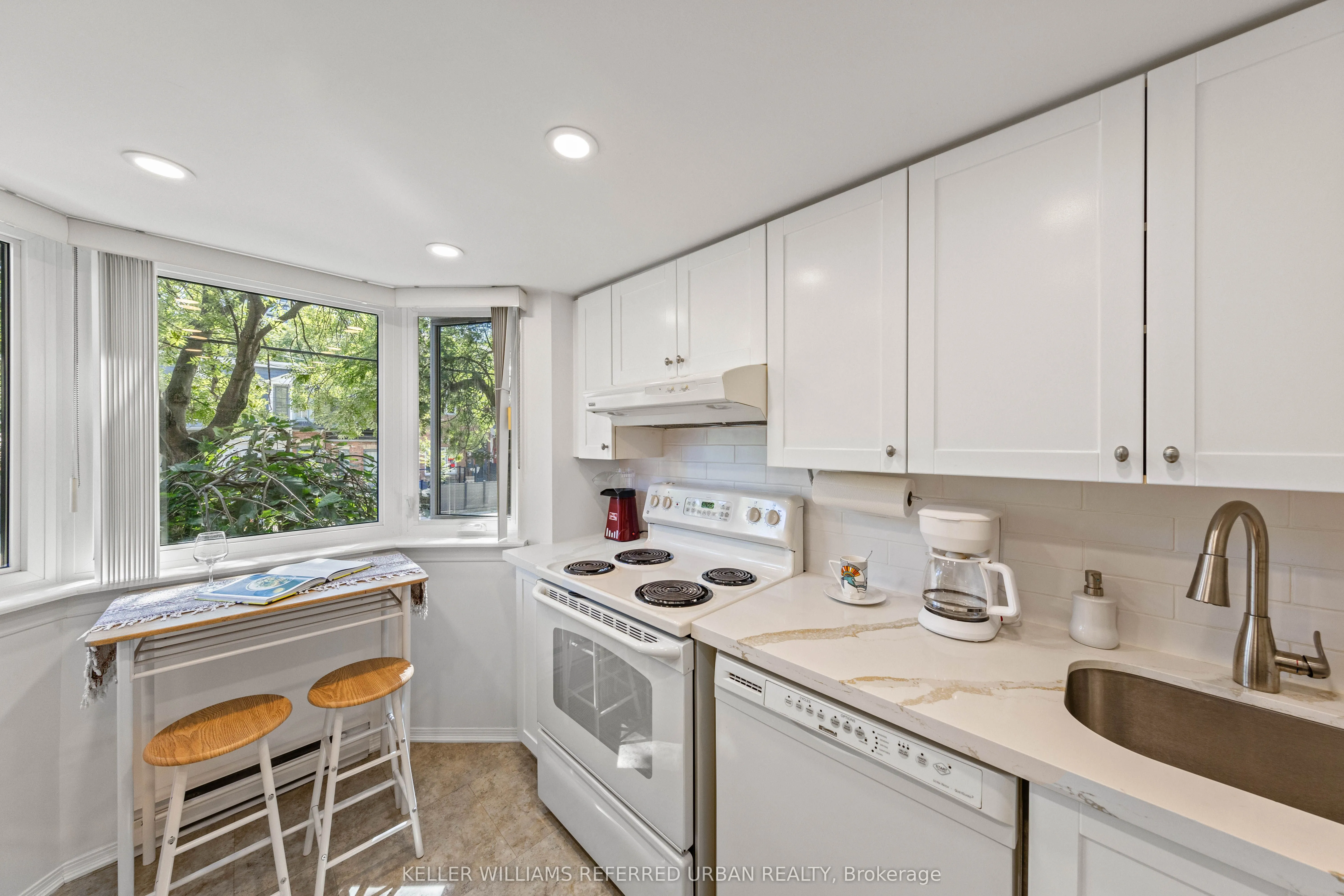 574 Wellington Street W