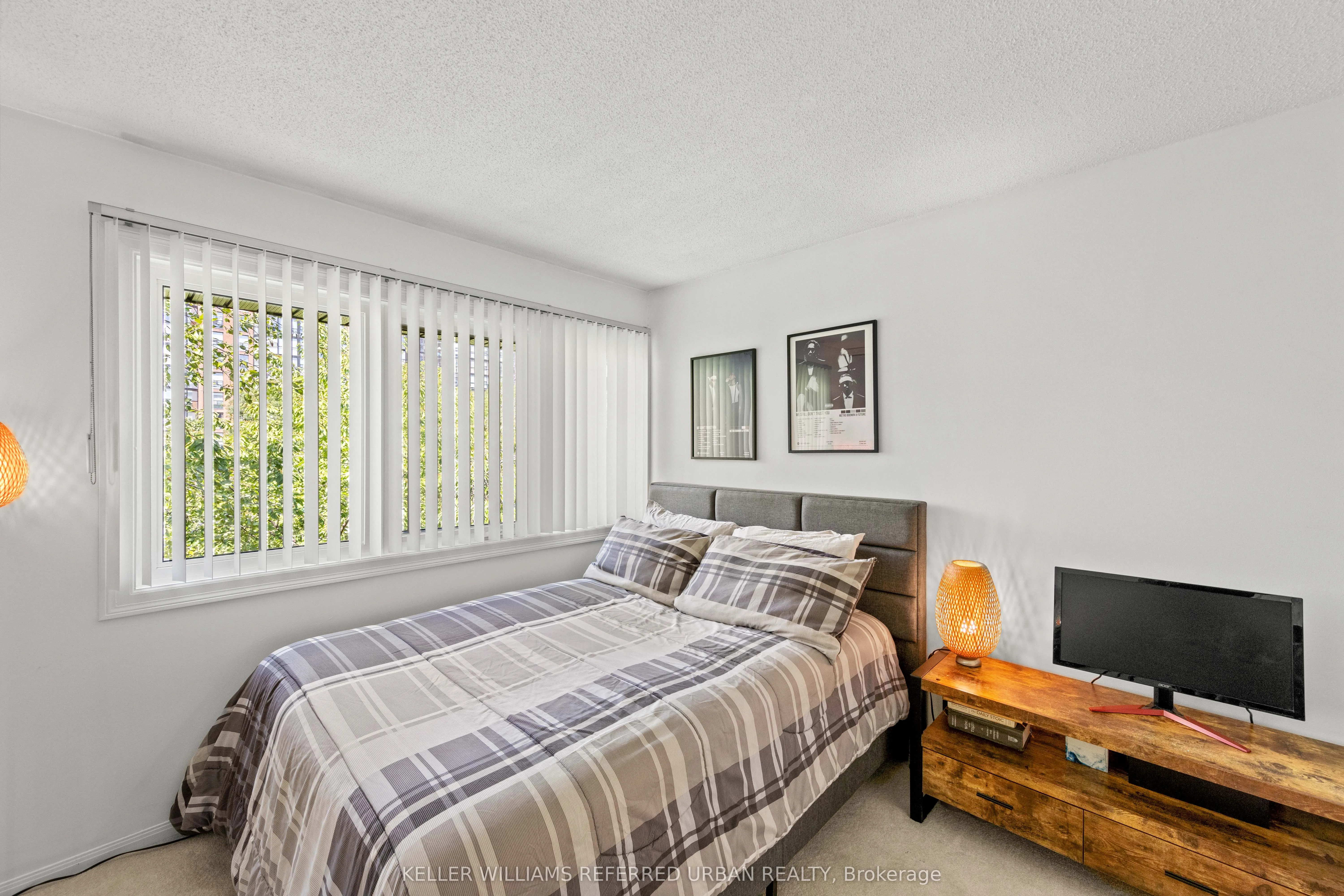 574 Wellington Street W