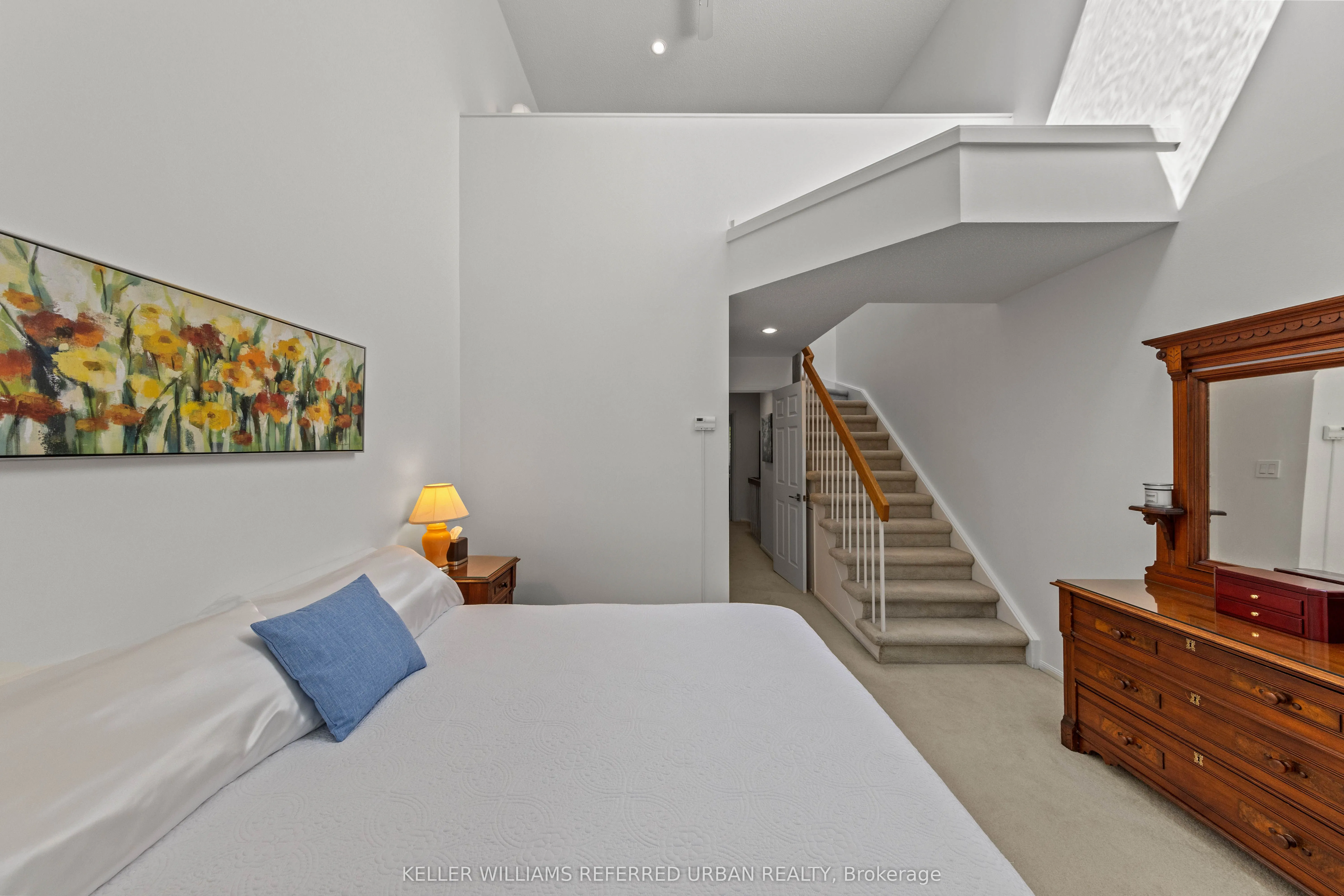 574 Wellington Street W