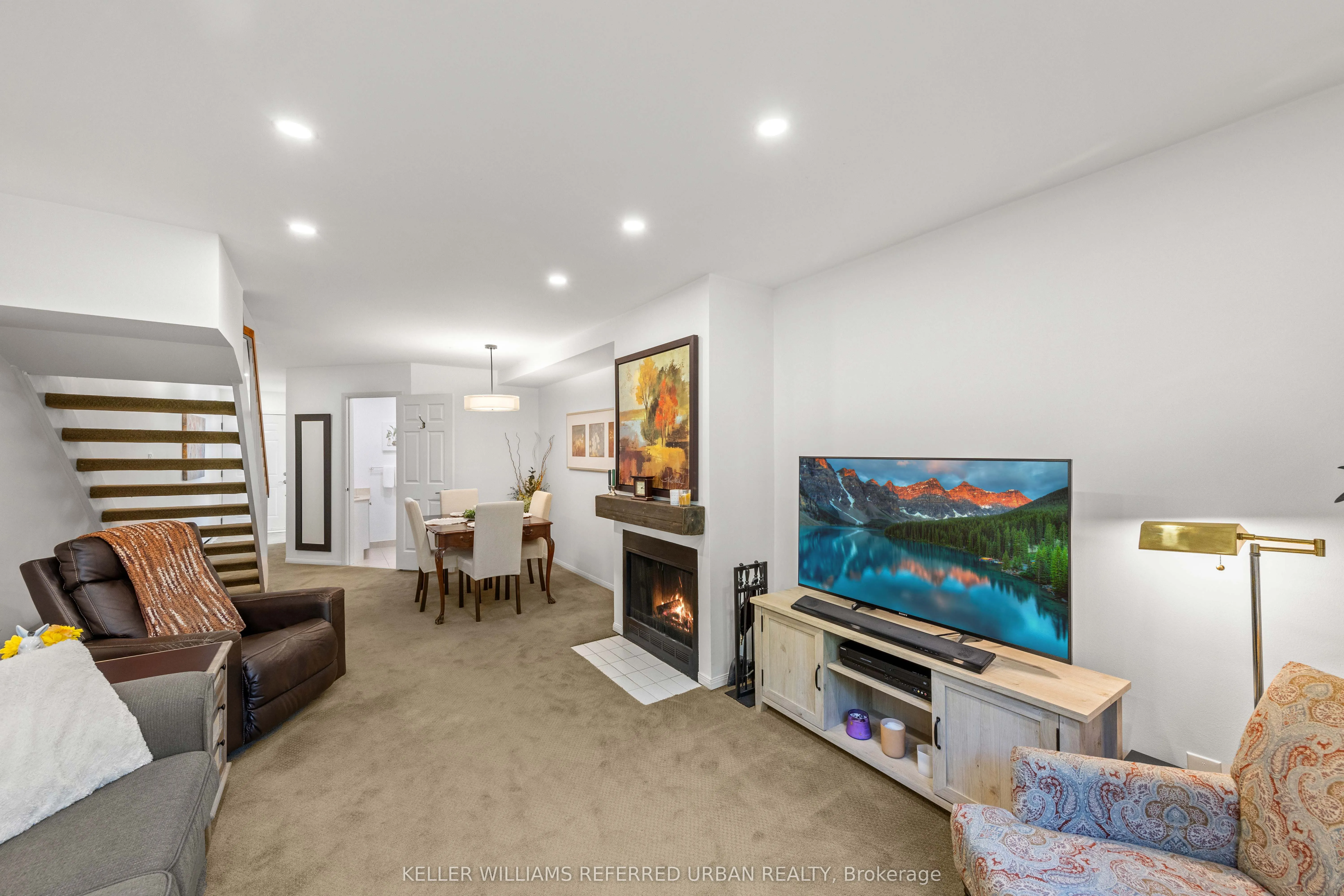 574 Wellington Street W