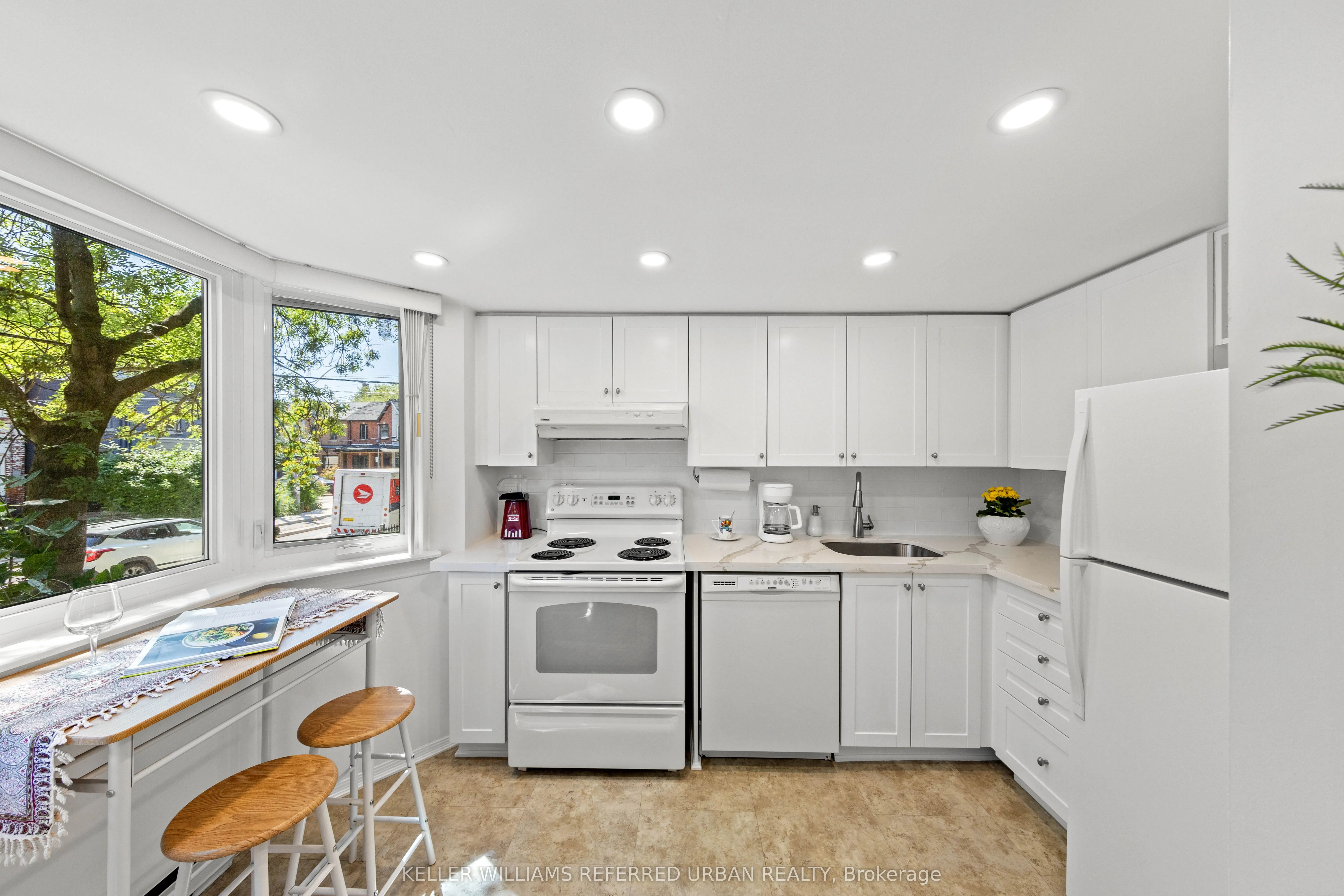 574 Wellington Street W