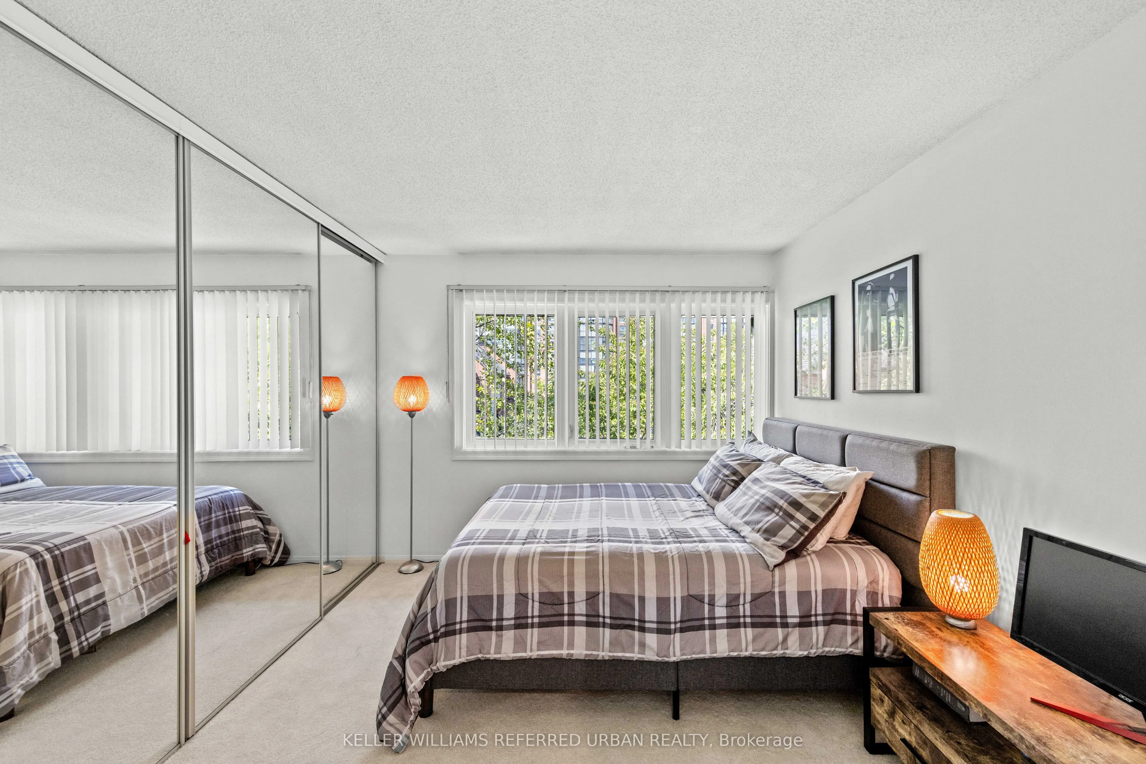 574 Wellington Street W