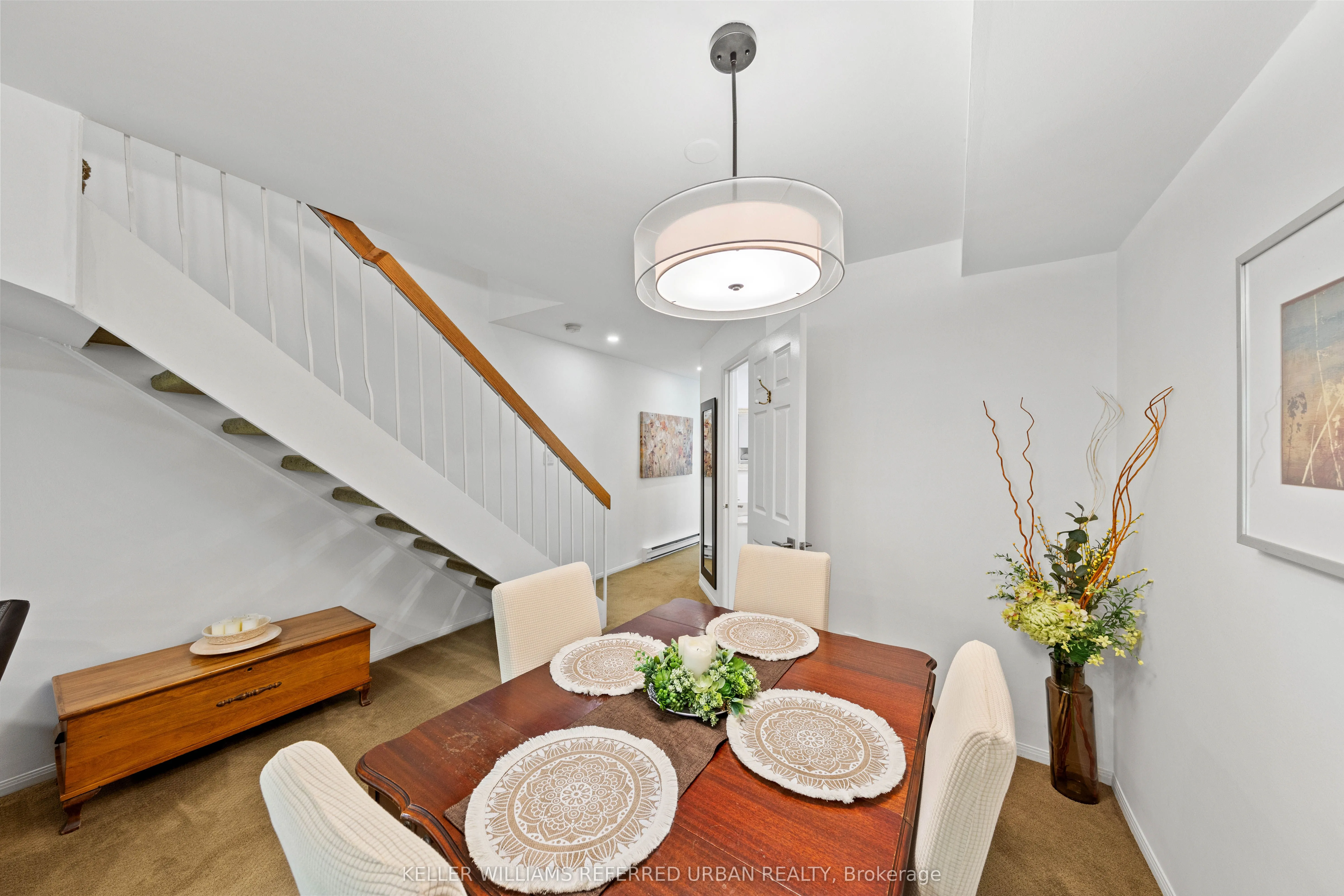574 Wellington Street W