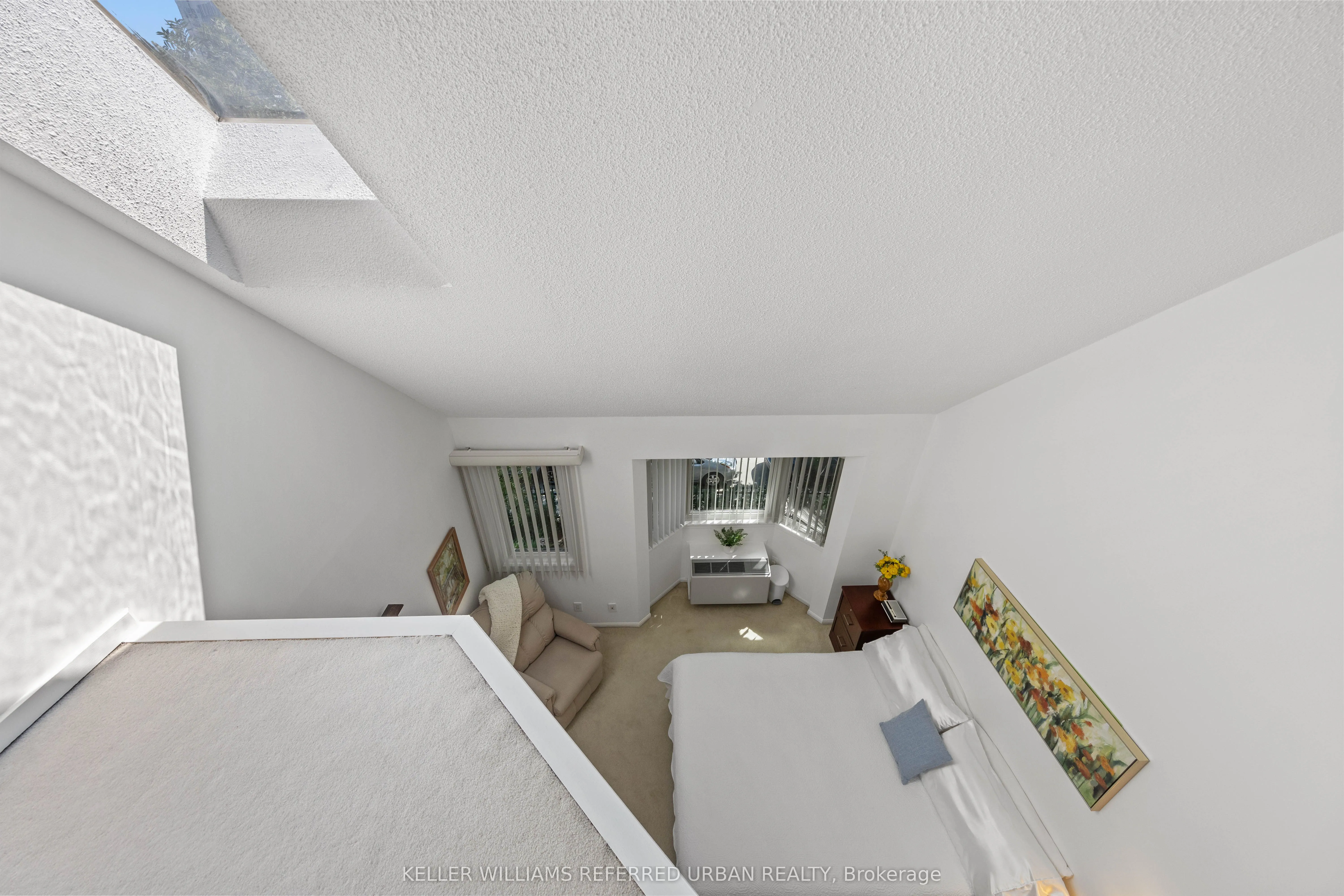 574 Wellington Street W