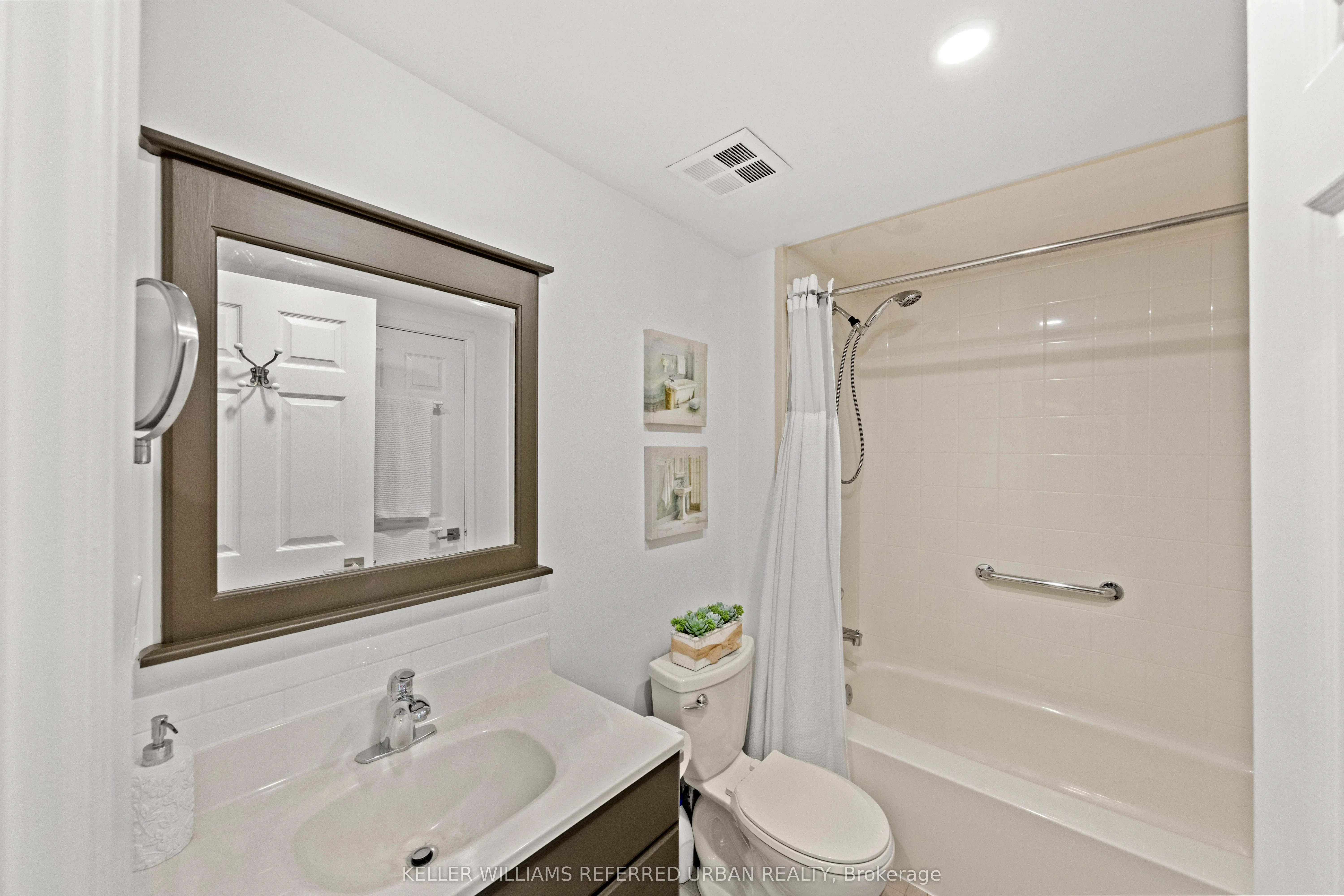 574 Wellington Street W