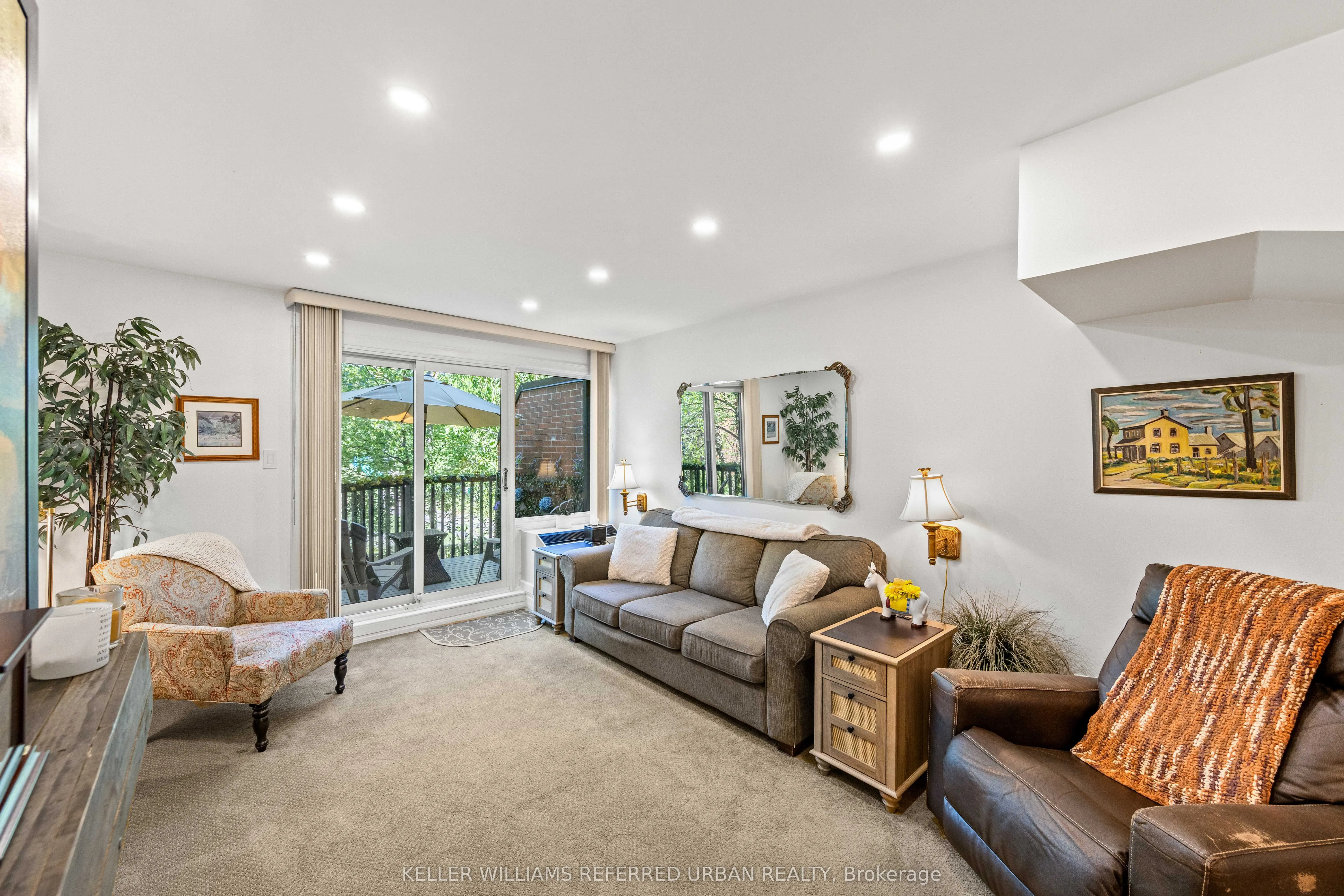 574 Wellington Street W