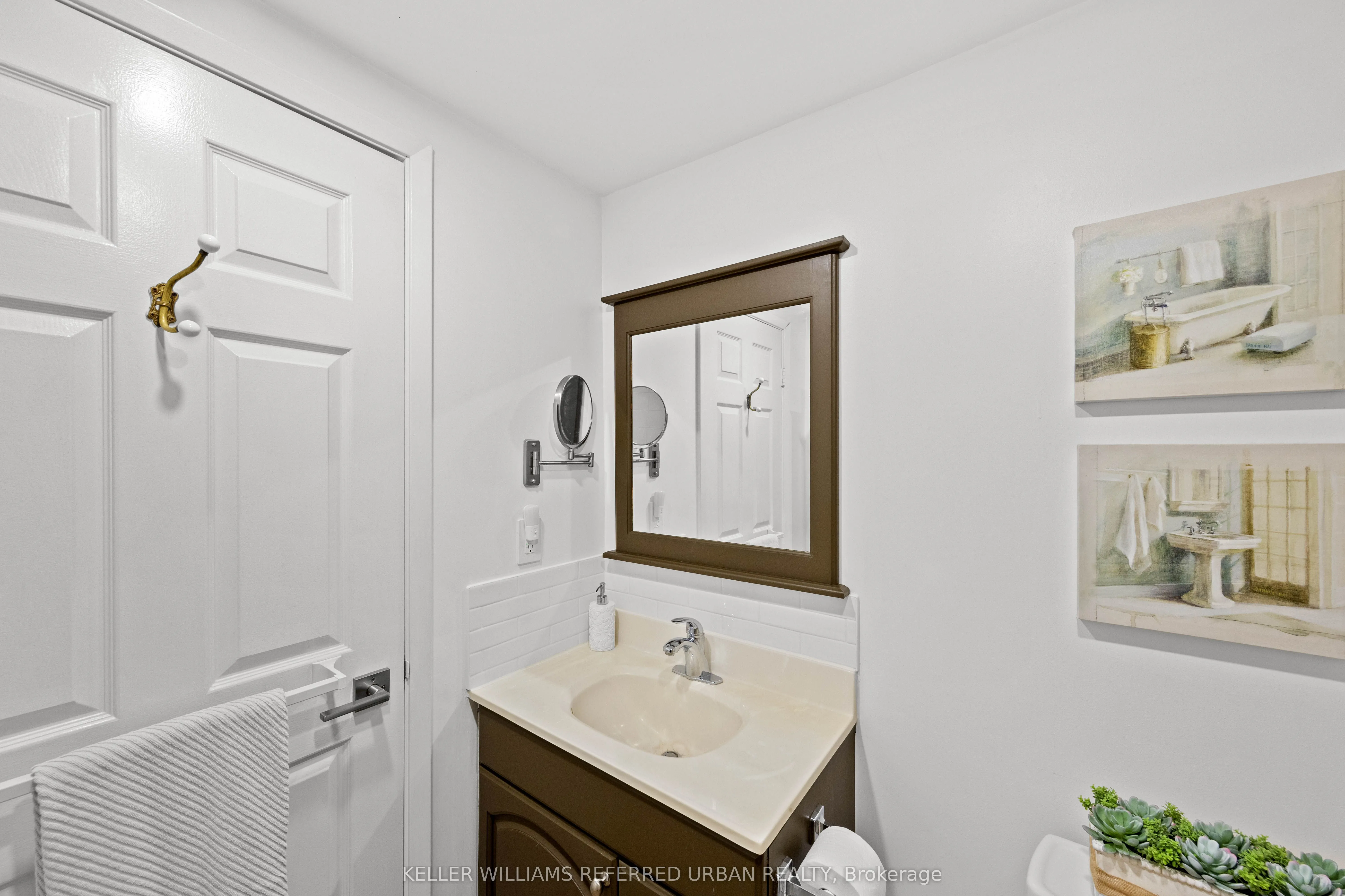 574 Wellington Street W