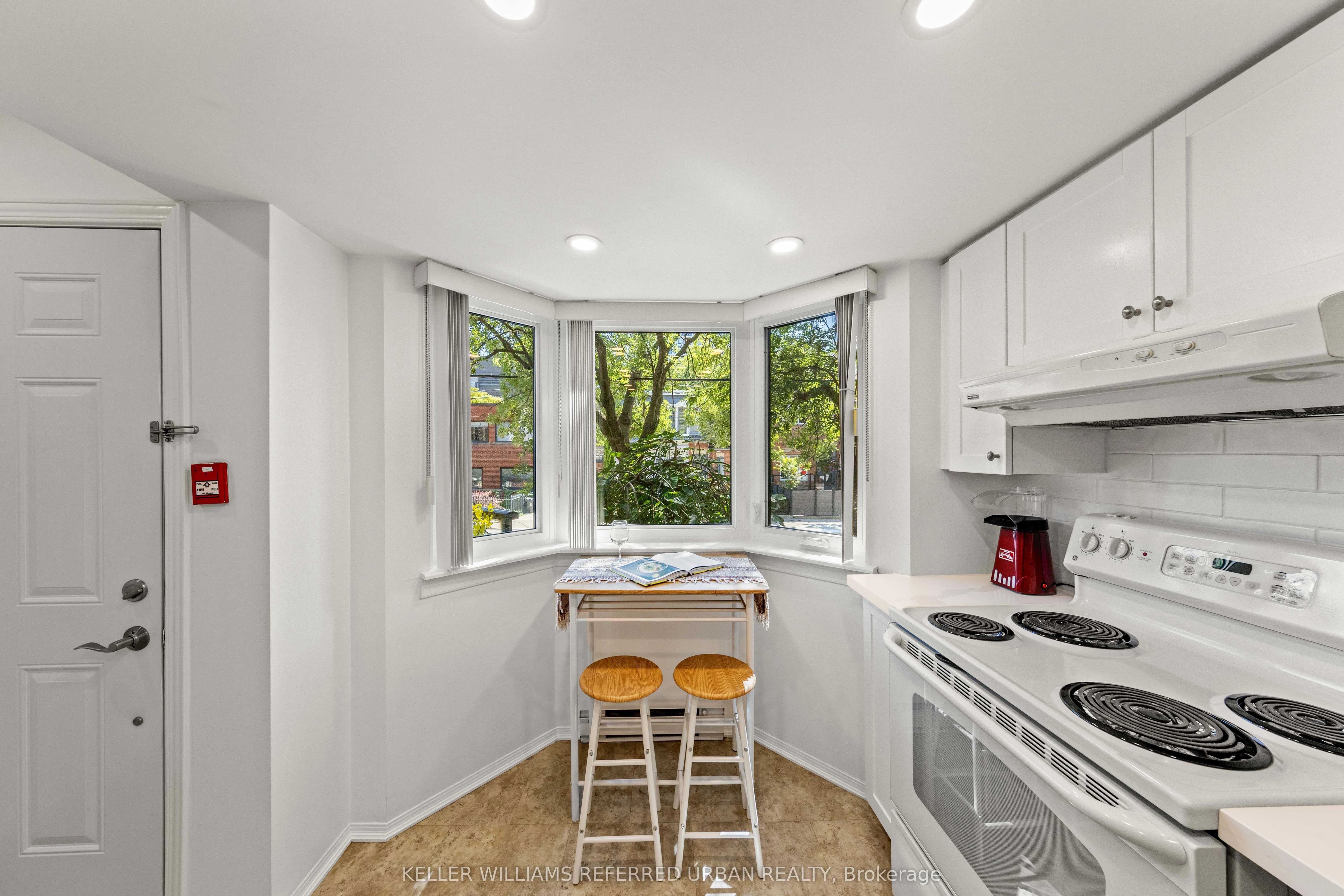 574 Wellington Street W