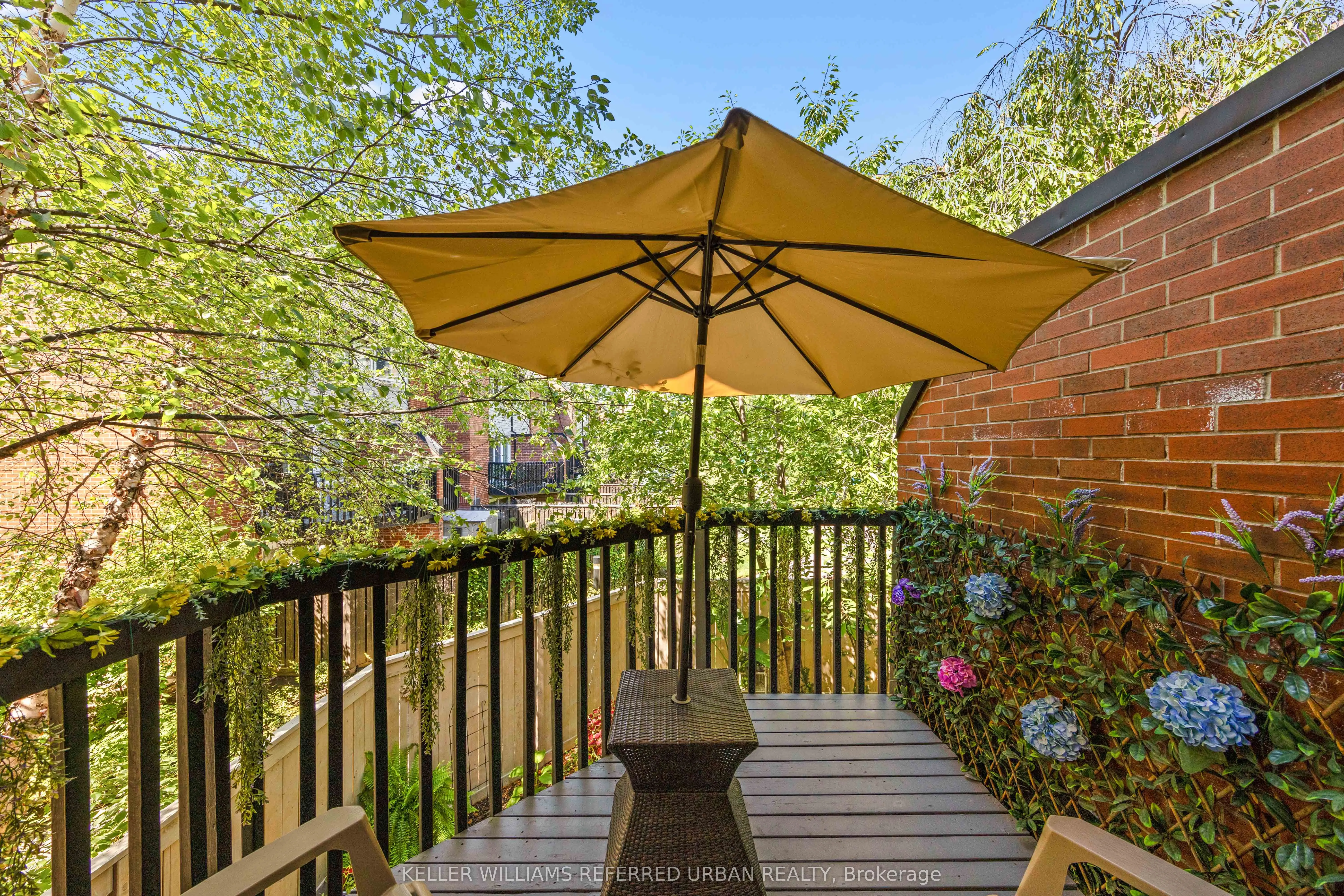 574 Wellington Street W