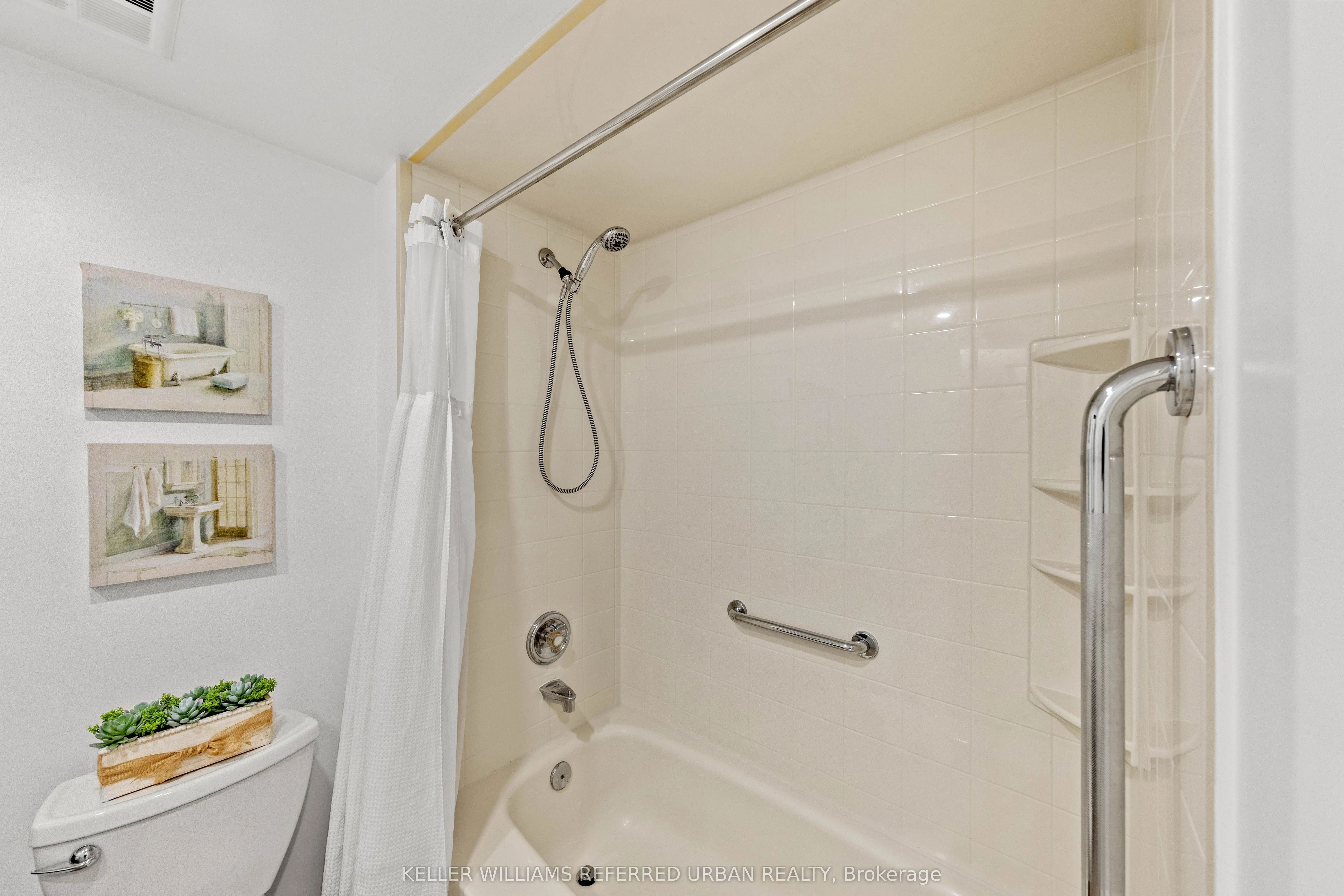 574 Wellington Street W