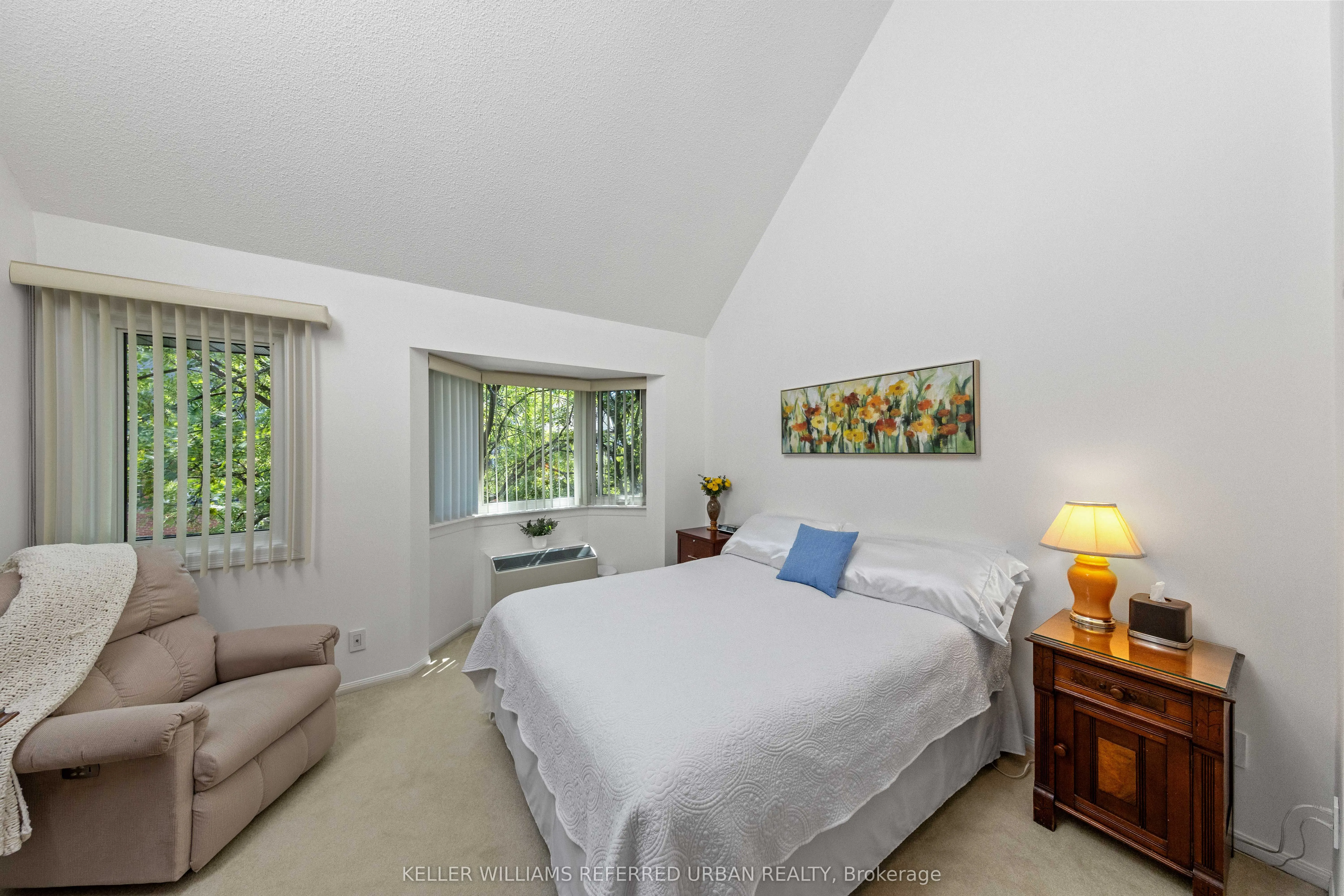 574 Wellington Street W